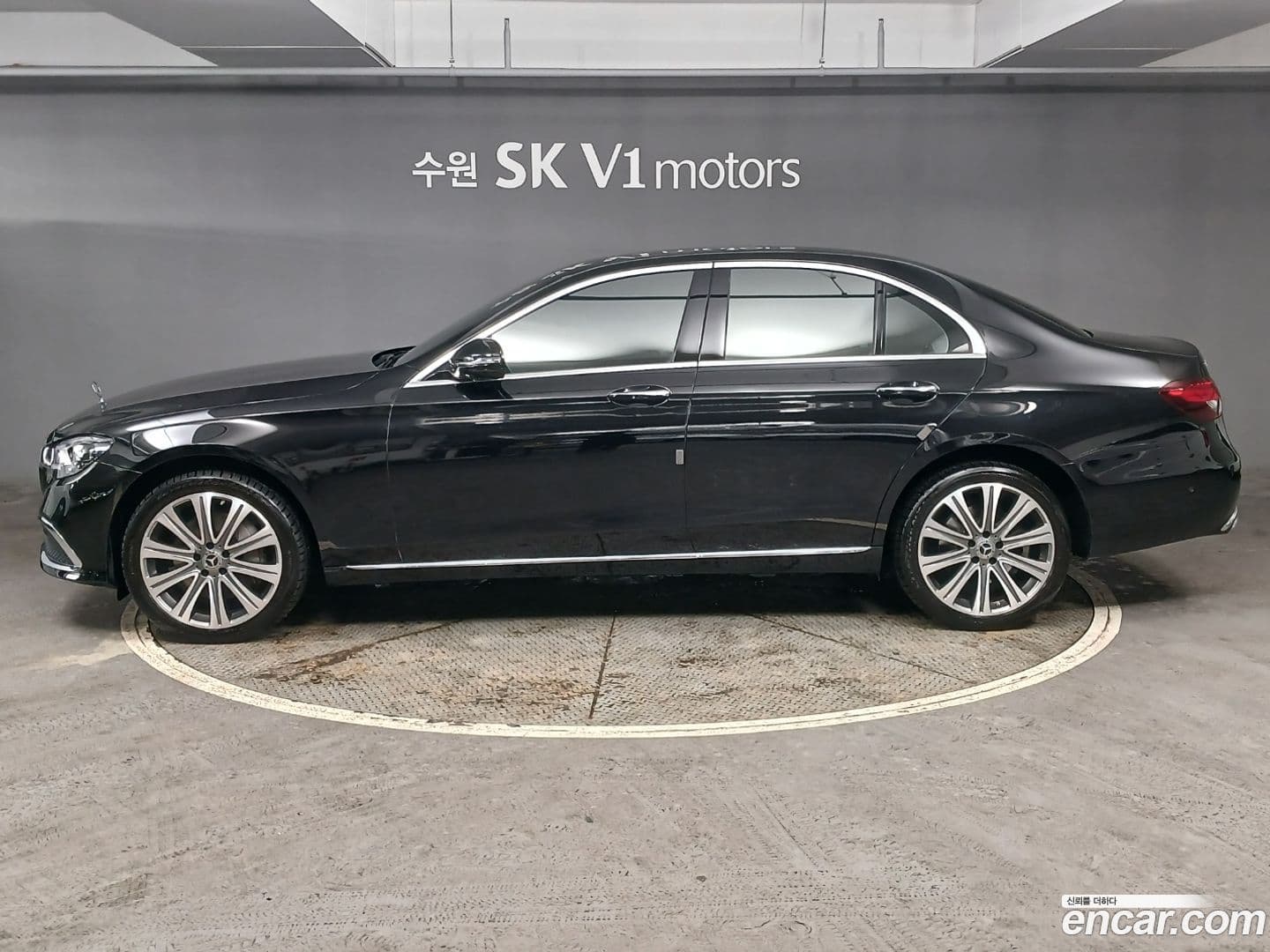 Main__Slider__Photo:E-Class Mercedes-Benz 2023.3-4