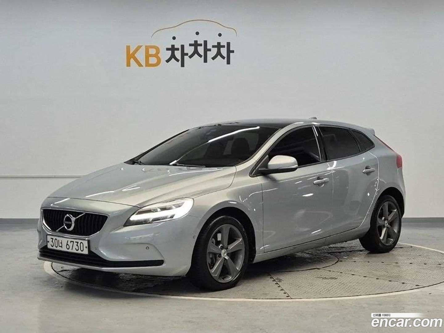 Main__Slider__Photo:V40 Volvo 2018.0-0