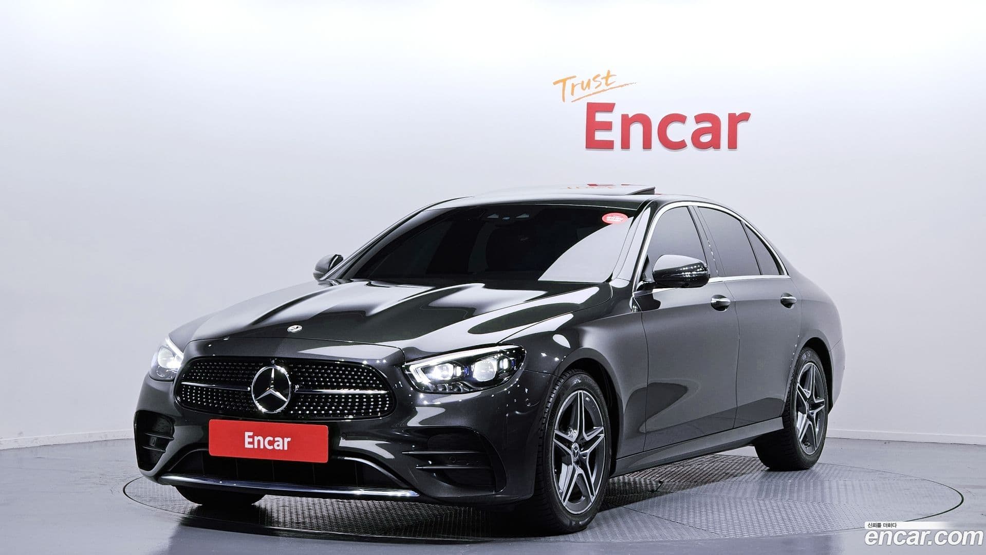 Main__Slider__Photo:E-Class Mercedes-Benz 2023.10-0