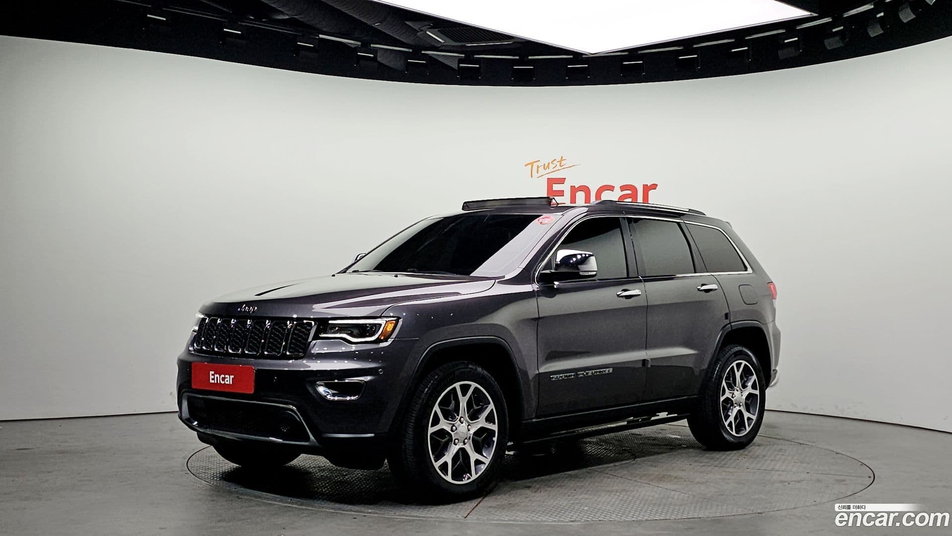 Main__Slider__Photo:Cherokee Jeep 2019.0-0