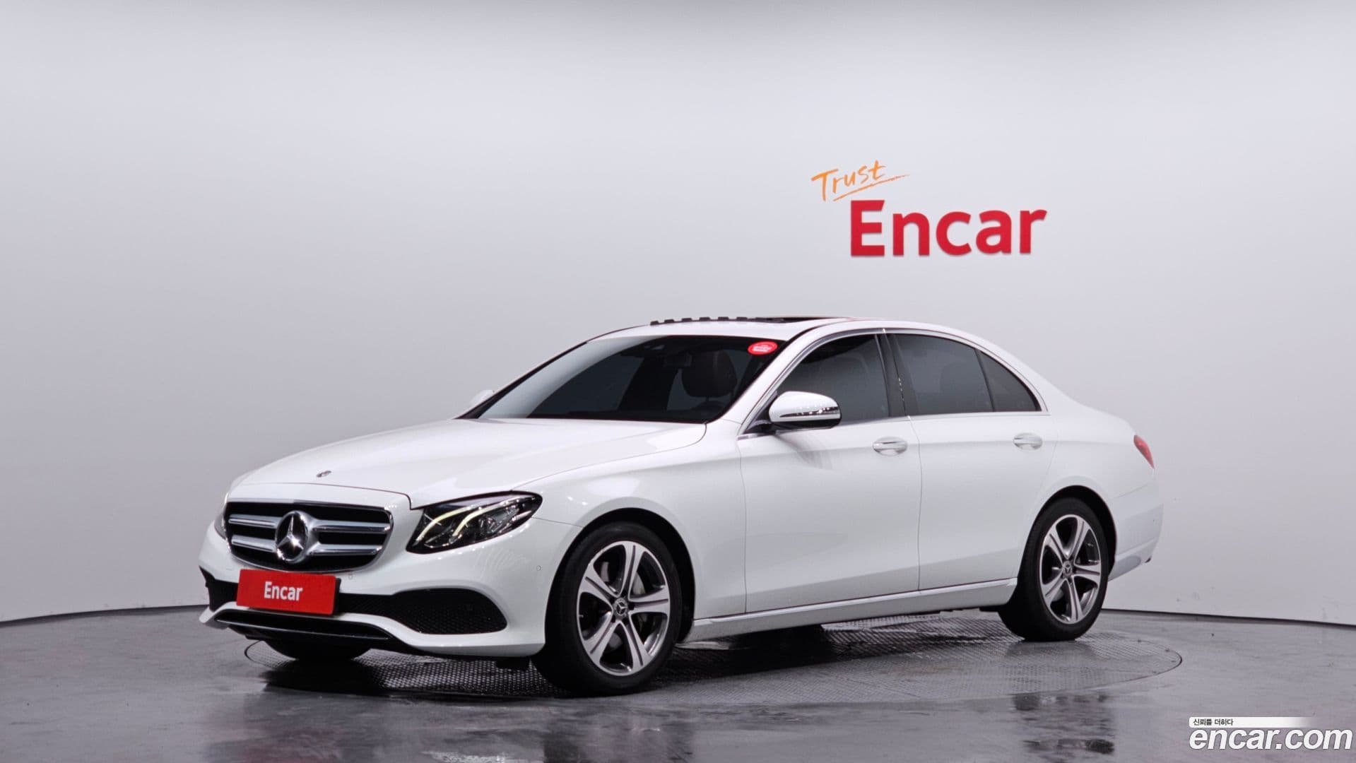 Main__Slider__Photo:E-Class Mercedes-Benz 2019.0-0
