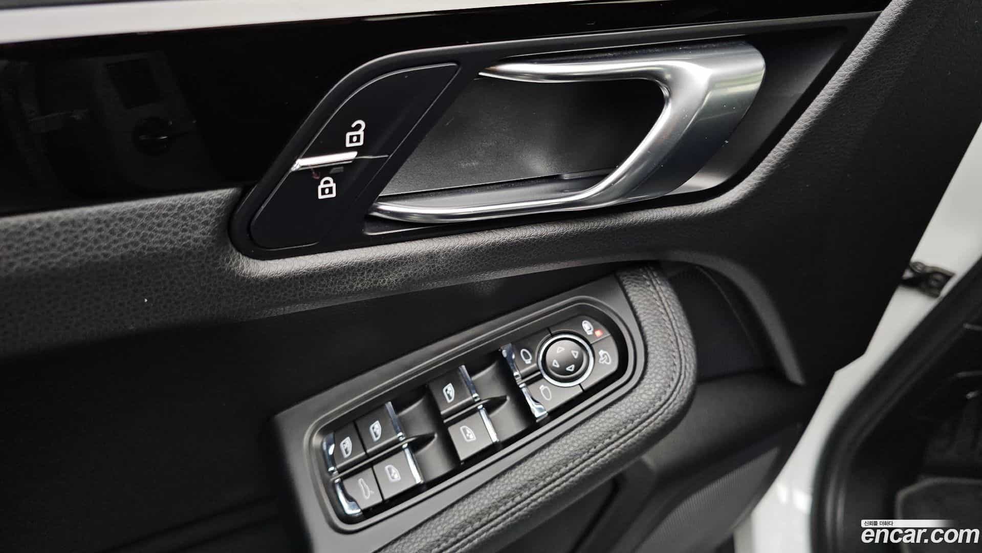 Macan Porsche 2020.11-OPTION-018