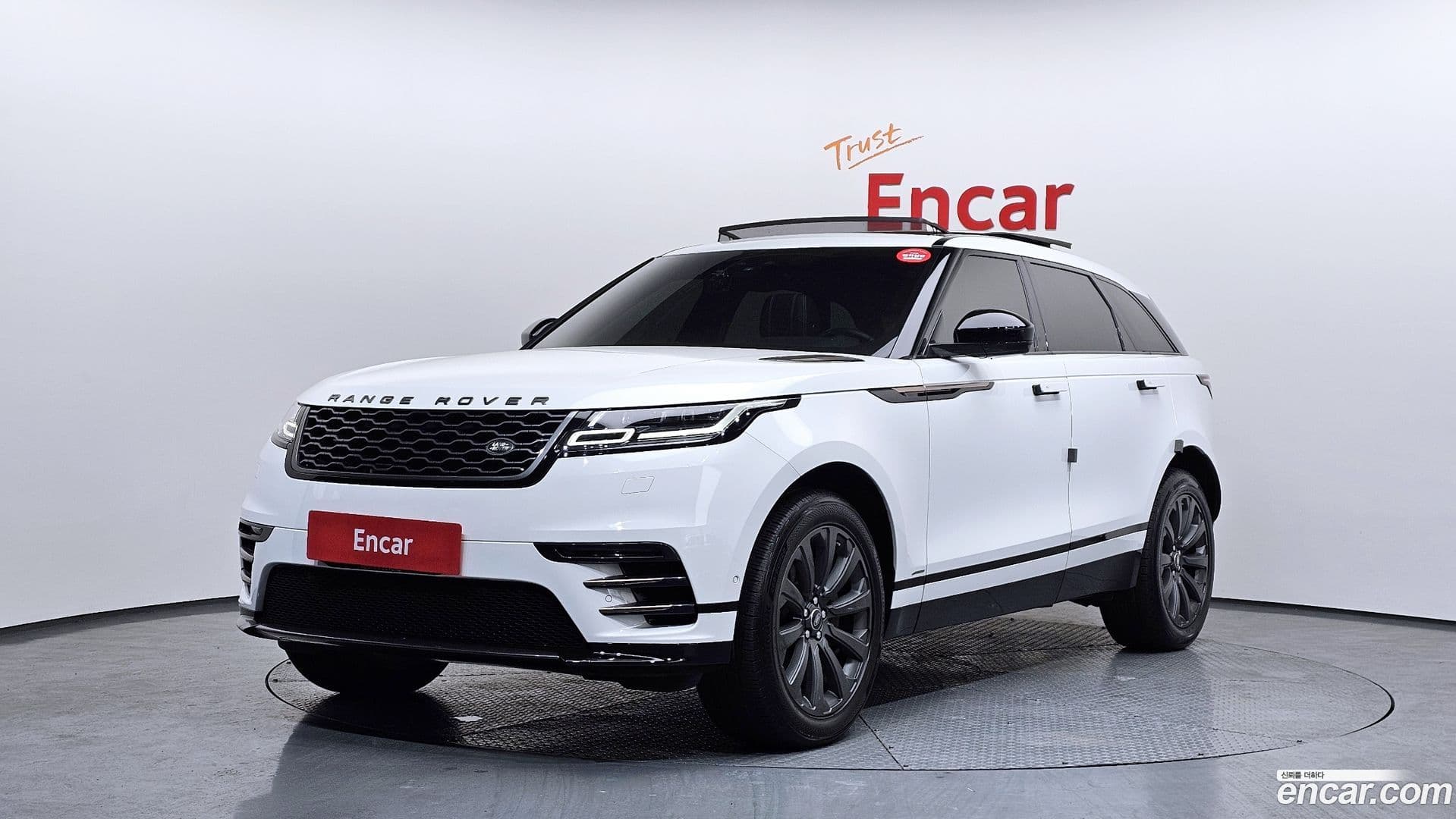 Main__Slider__Photo:Range Rover Velar Land Rover 2018.6-0
