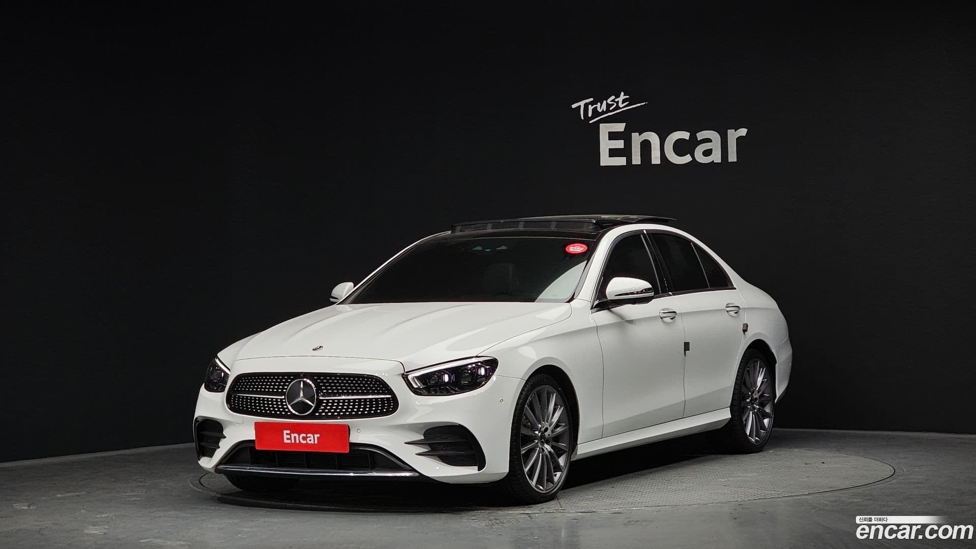 Main__Slider__Photo:E-Class Mercedes-Benz 2022.3-0