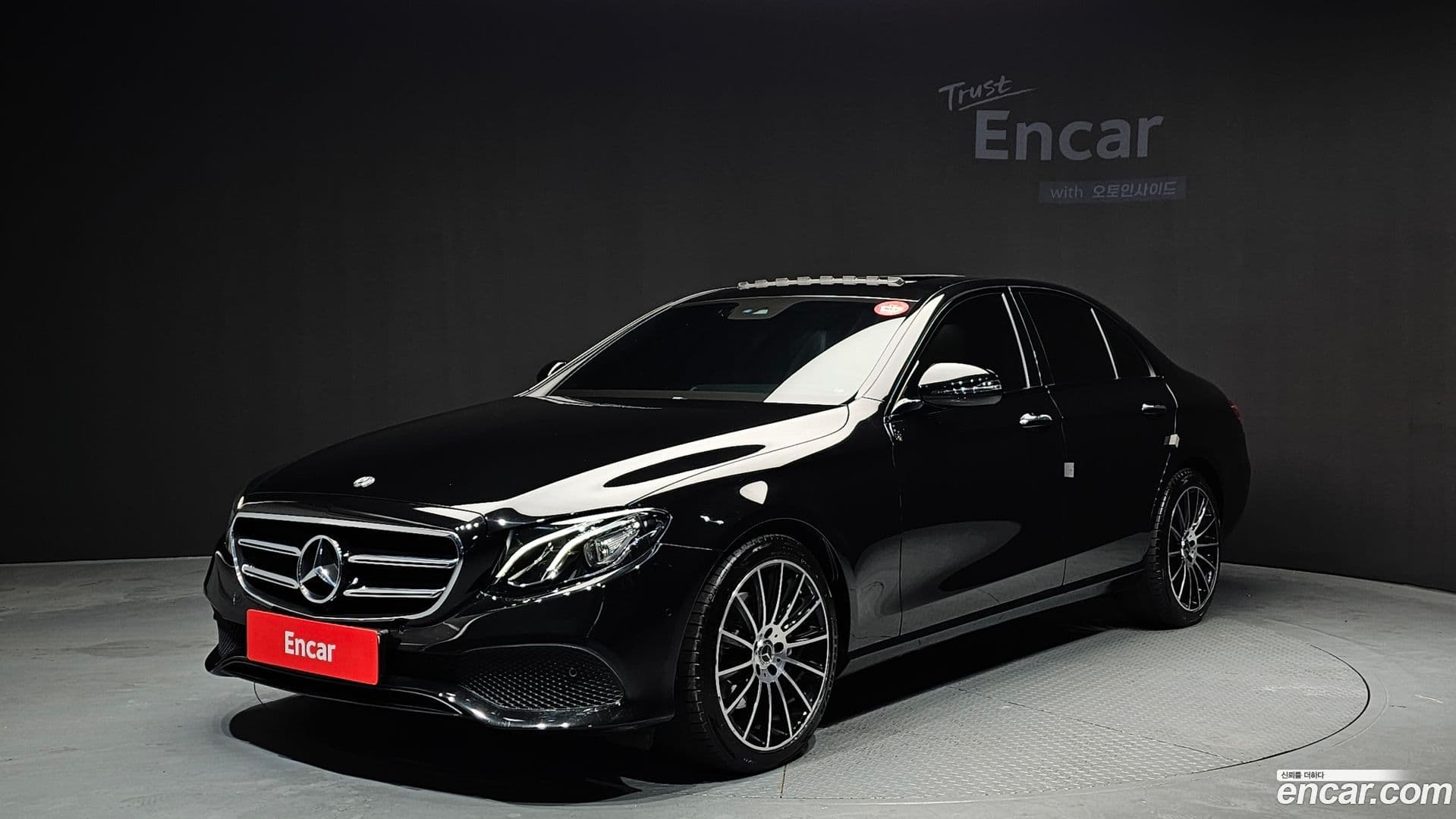 Main__Slider__Photo:E-Class Mercedes-Benz 2020.5-0