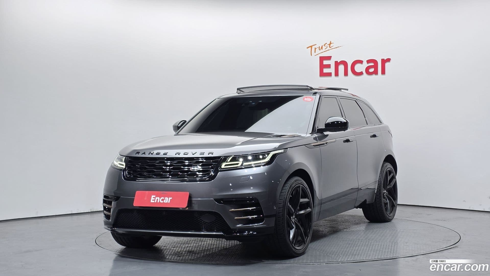 Main__Slider__Photo:Range Rover Velar Land Rover 2018.3-0
