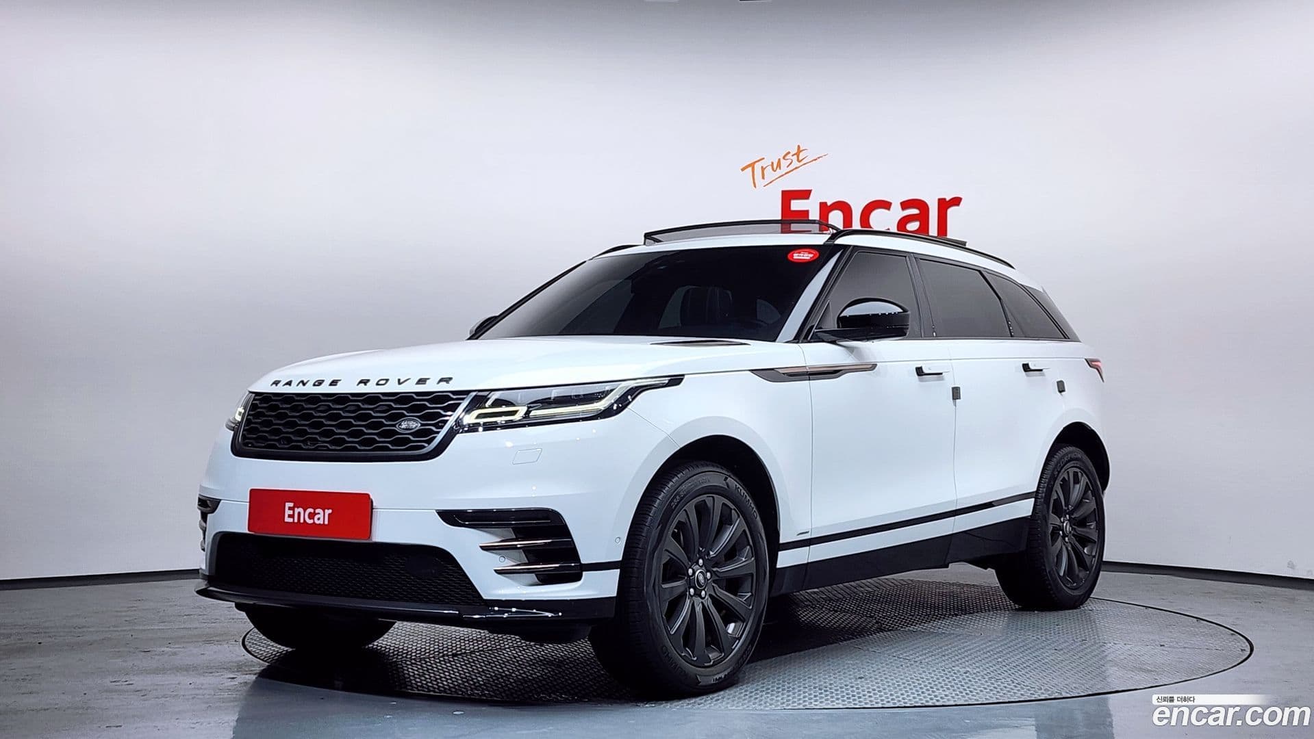 Main__Slider__Photo:Range Rover Velar Land Rover 2019.11-0