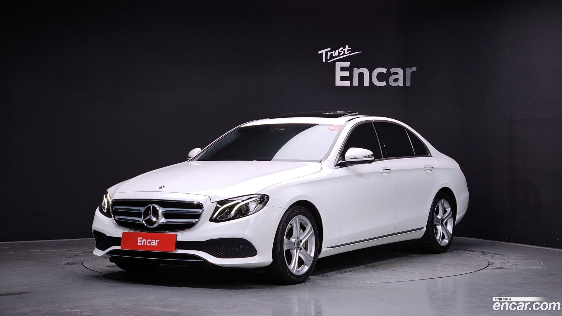 Main__Slider__Photo:E-Class Mercedes-Benz 2018.0-0