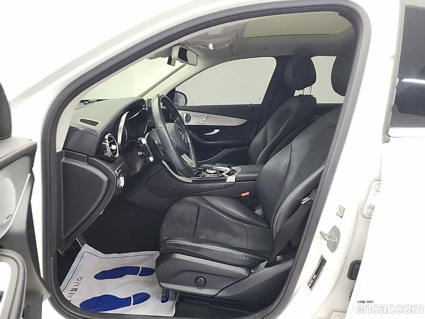 GLC-Class Mercedes-Benz 2019.10-INNER-010