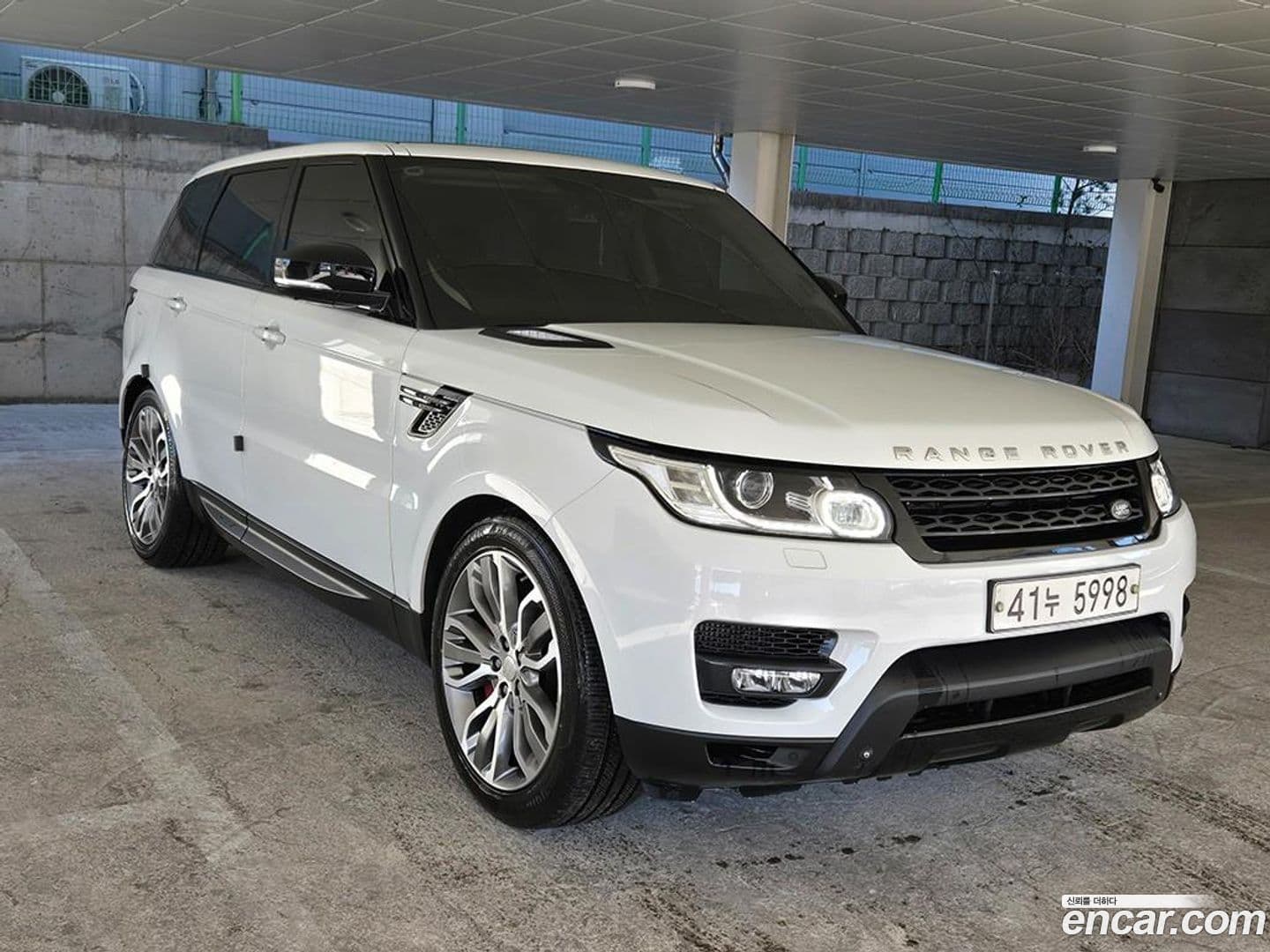 Main__Slider__Photo:Range Rover Sport Land Rover 2014.9-0