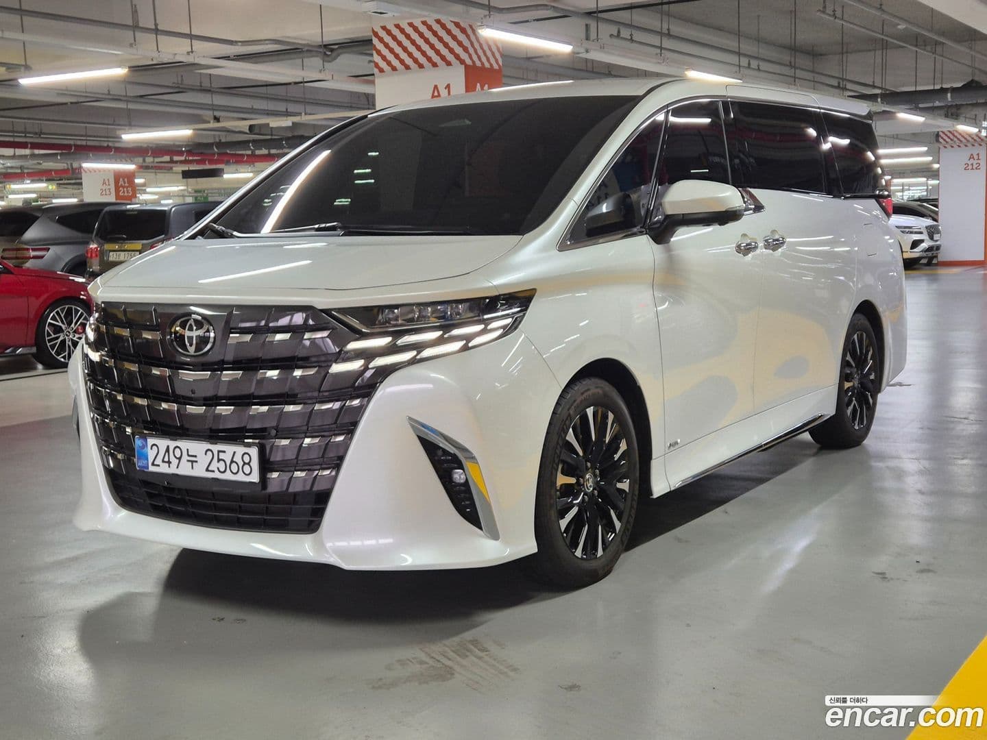 Main__Slider__Photo:Alphard Toyota 2024.11-0