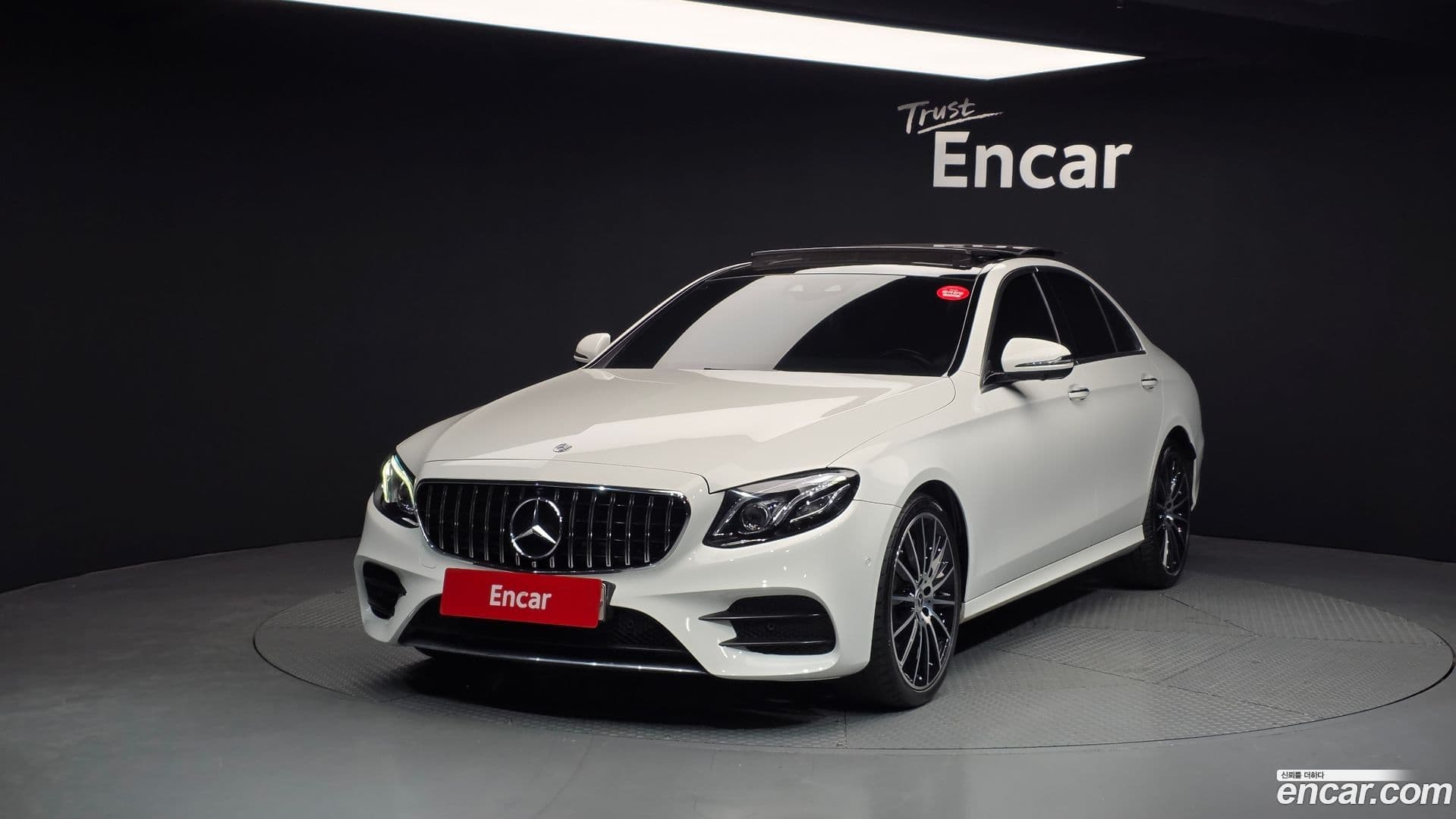 Main__Slider__Photo:E-Class Mercedes-Benz 2017.5-0