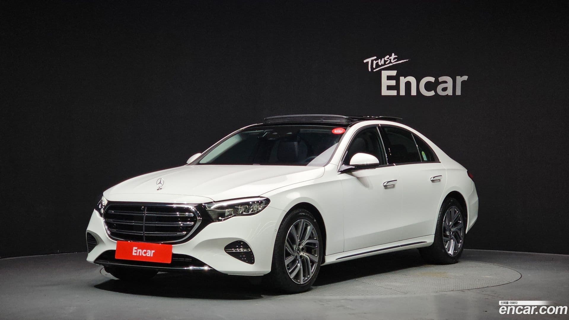 Main__Slider__Photo:E-Class Mercedes-Benz 2024.11-0