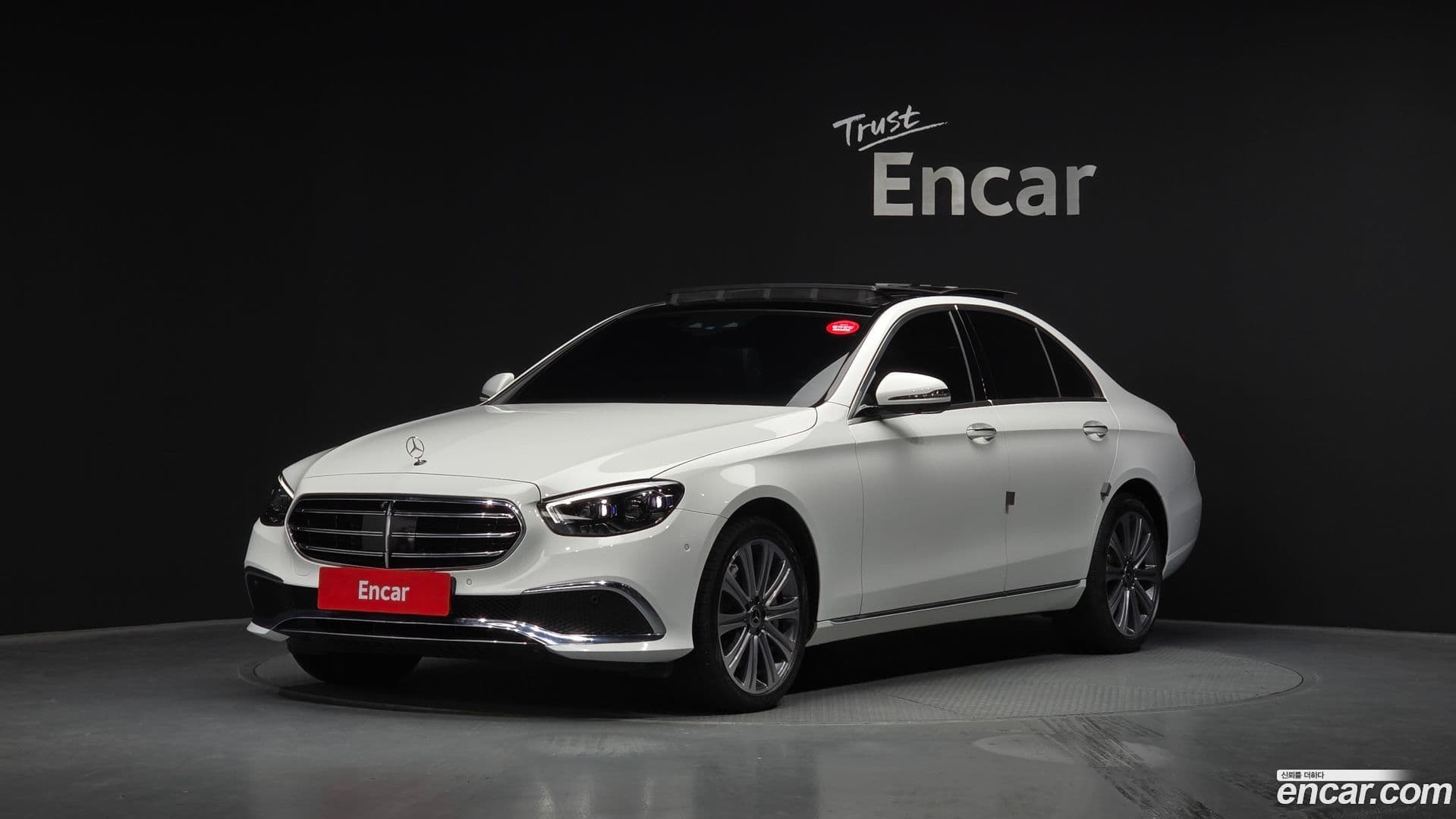 Main__Slider__Photo:E-Class Mercedes-Benz 2021.11-0
