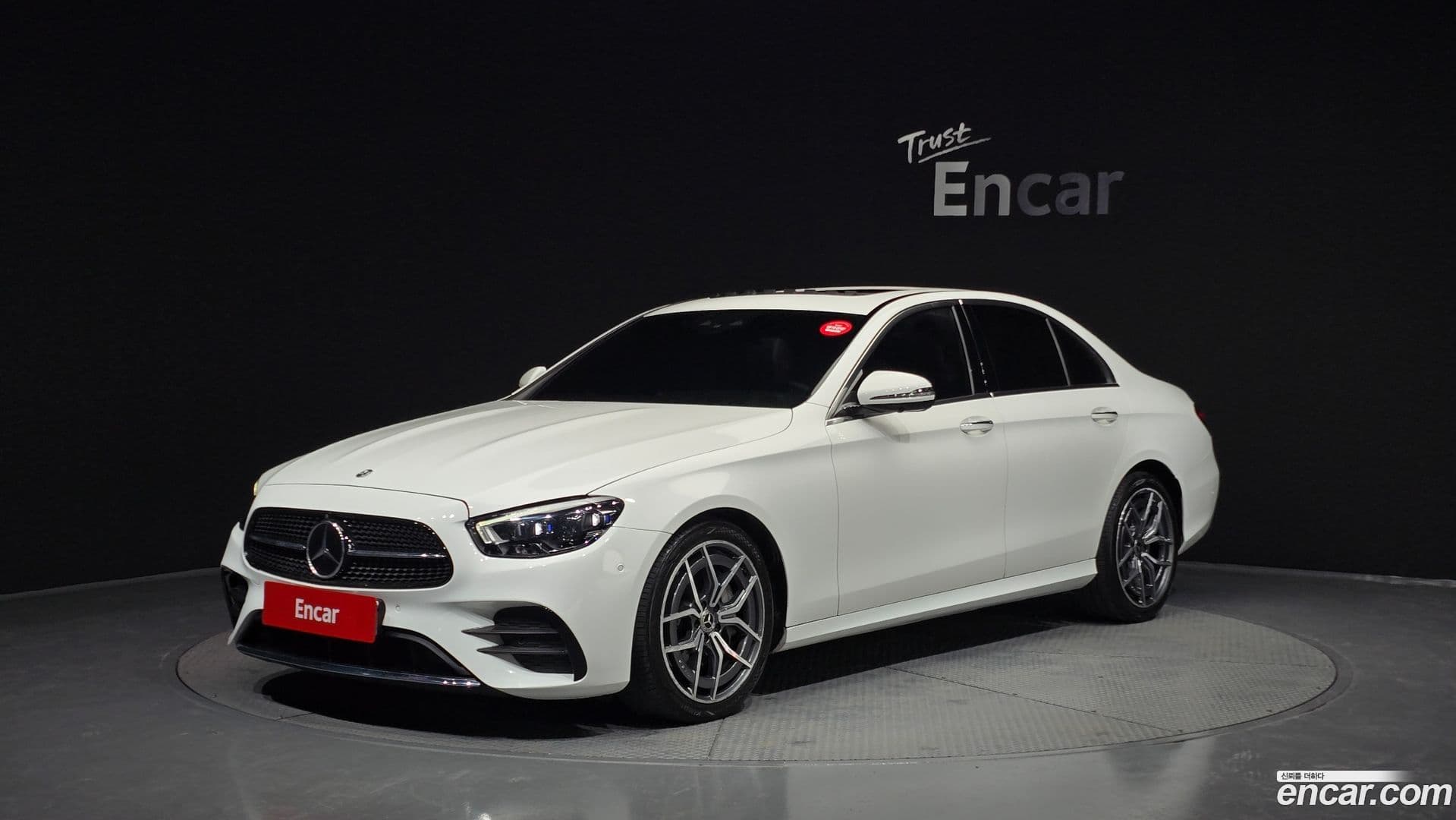 Main__Slider__Photo:E-Class Mercedes-Benz 2022.1-0
