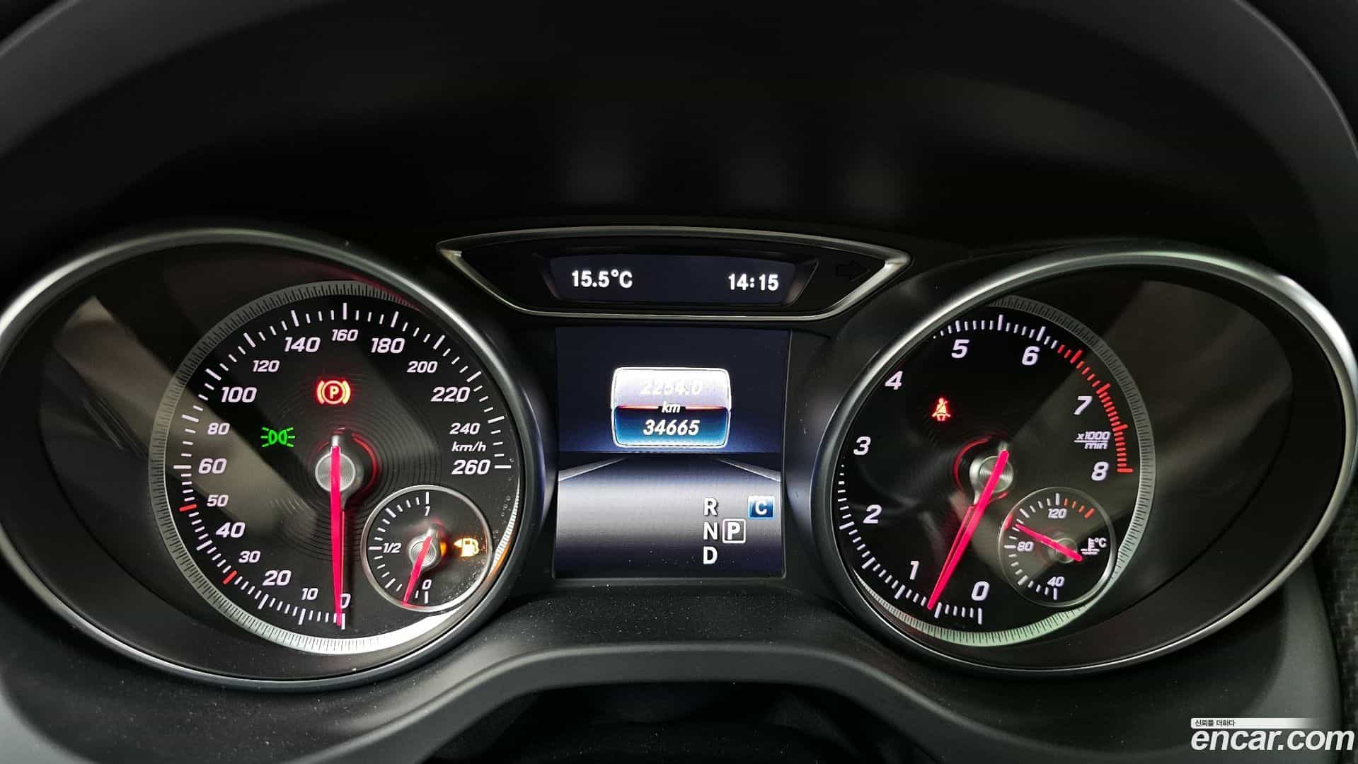 GLA-Class Mercedes-Benz 2017.10-INNER-008