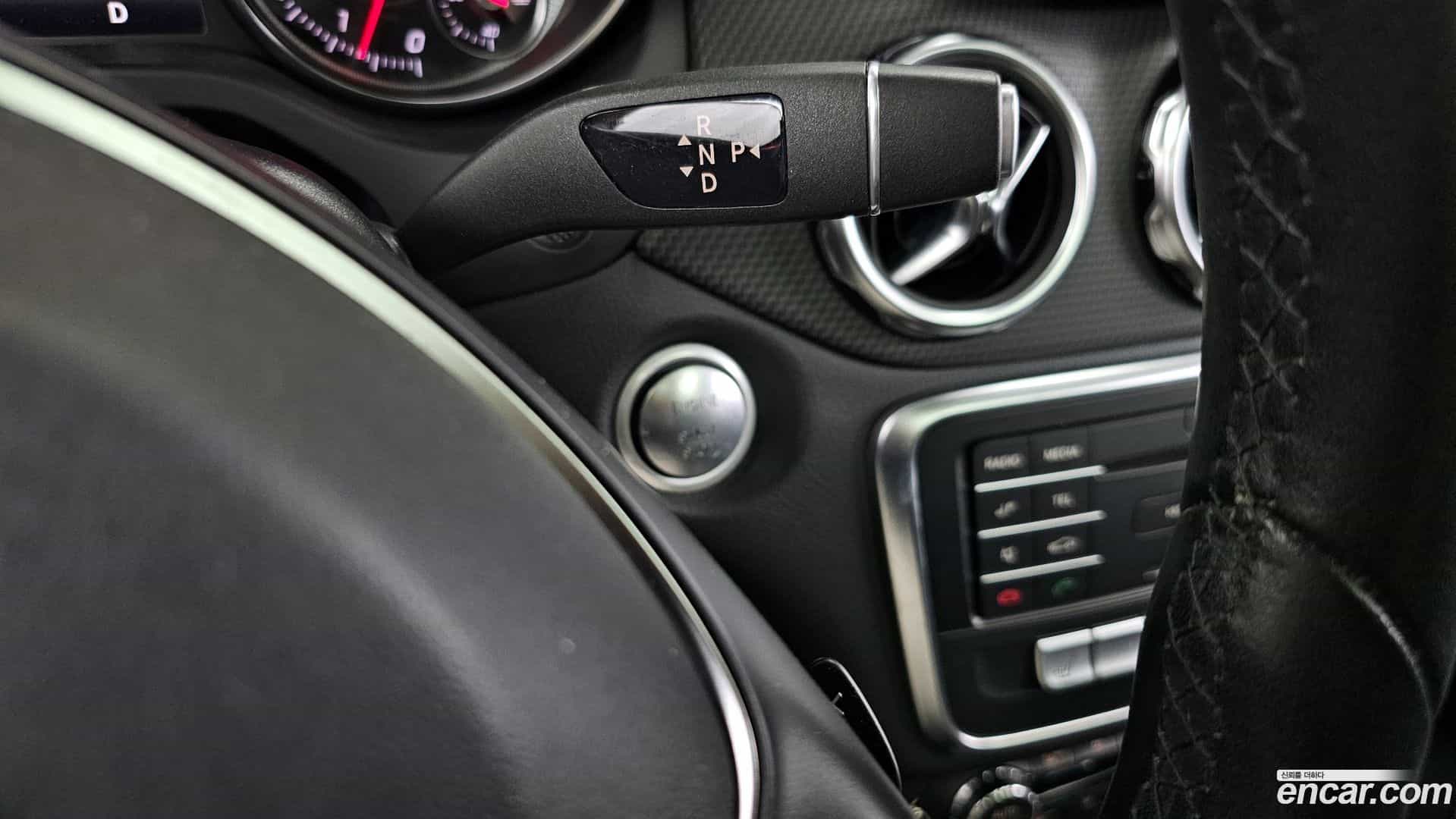 GLA-Class Mercedes-Benz 2017.10-INNER-009