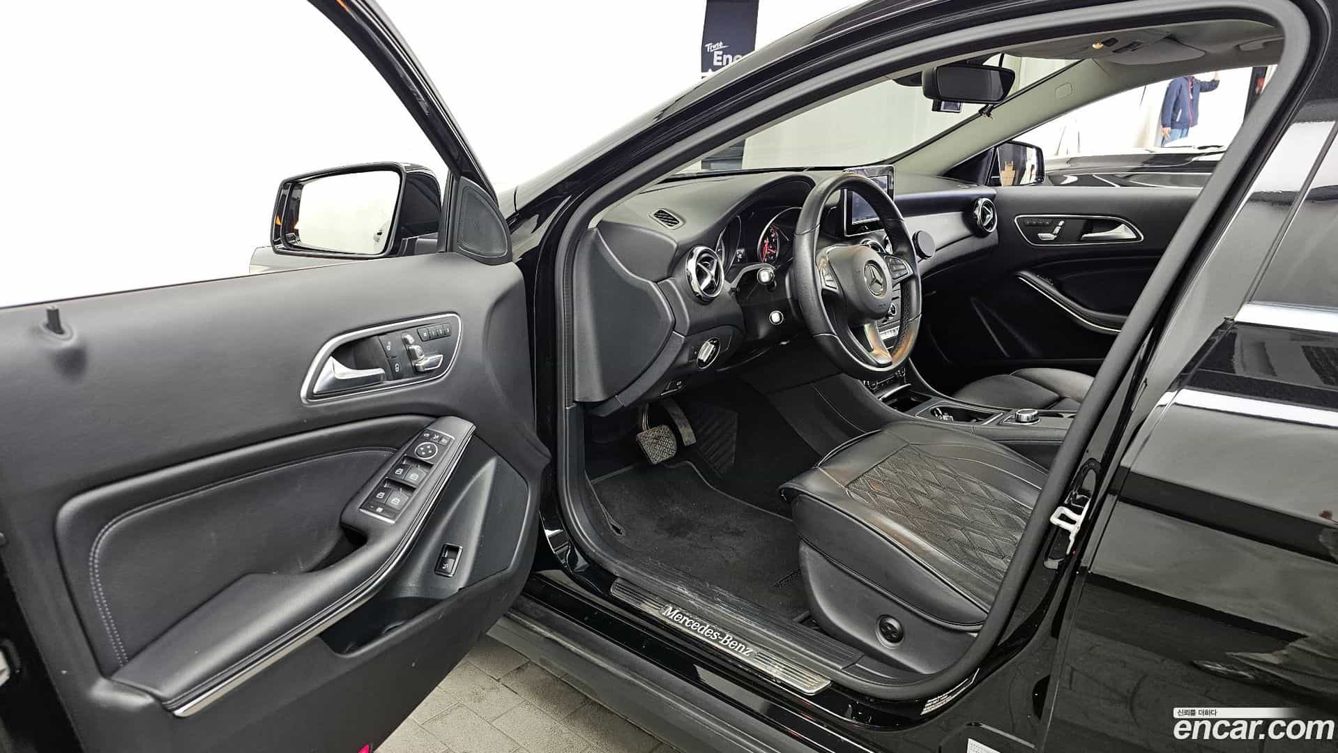 GLA-Class Mercedes-Benz 2017.10-INNER-010