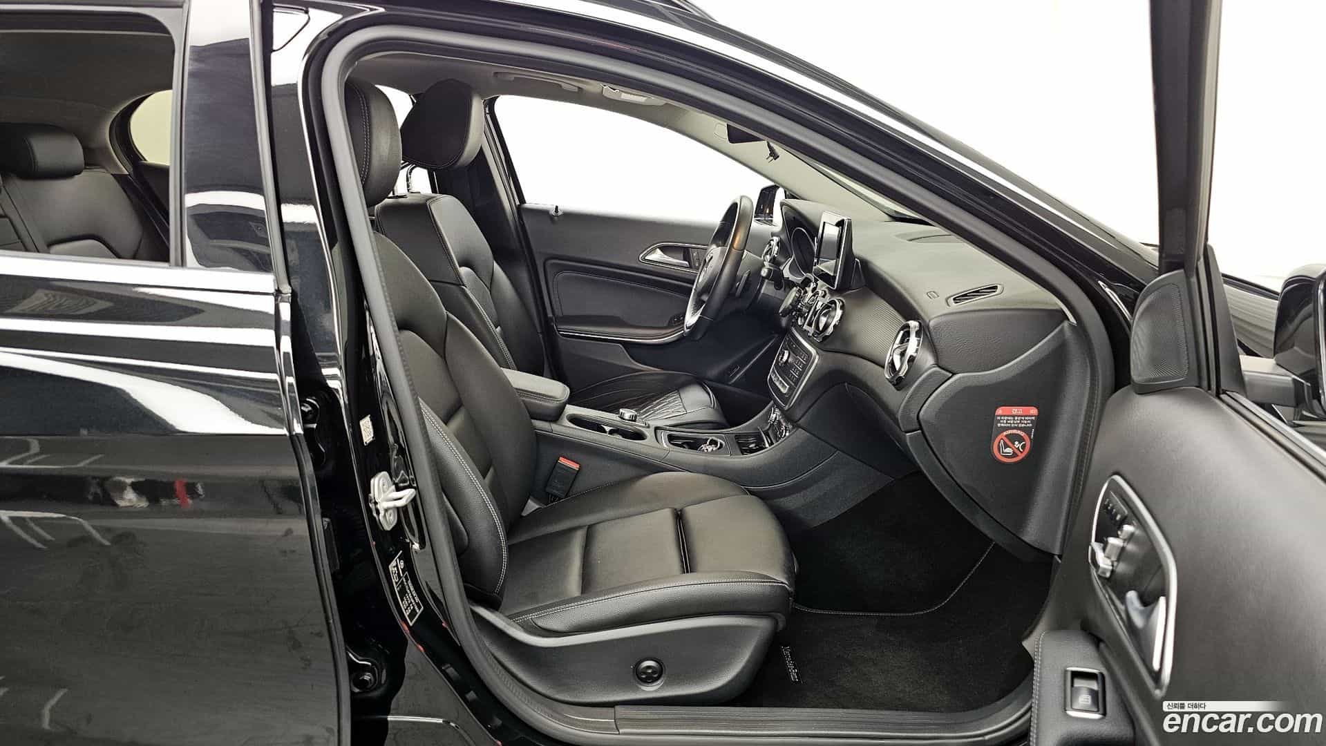 GLA-Class Mercedes-Benz 2017.10-OPTION-015