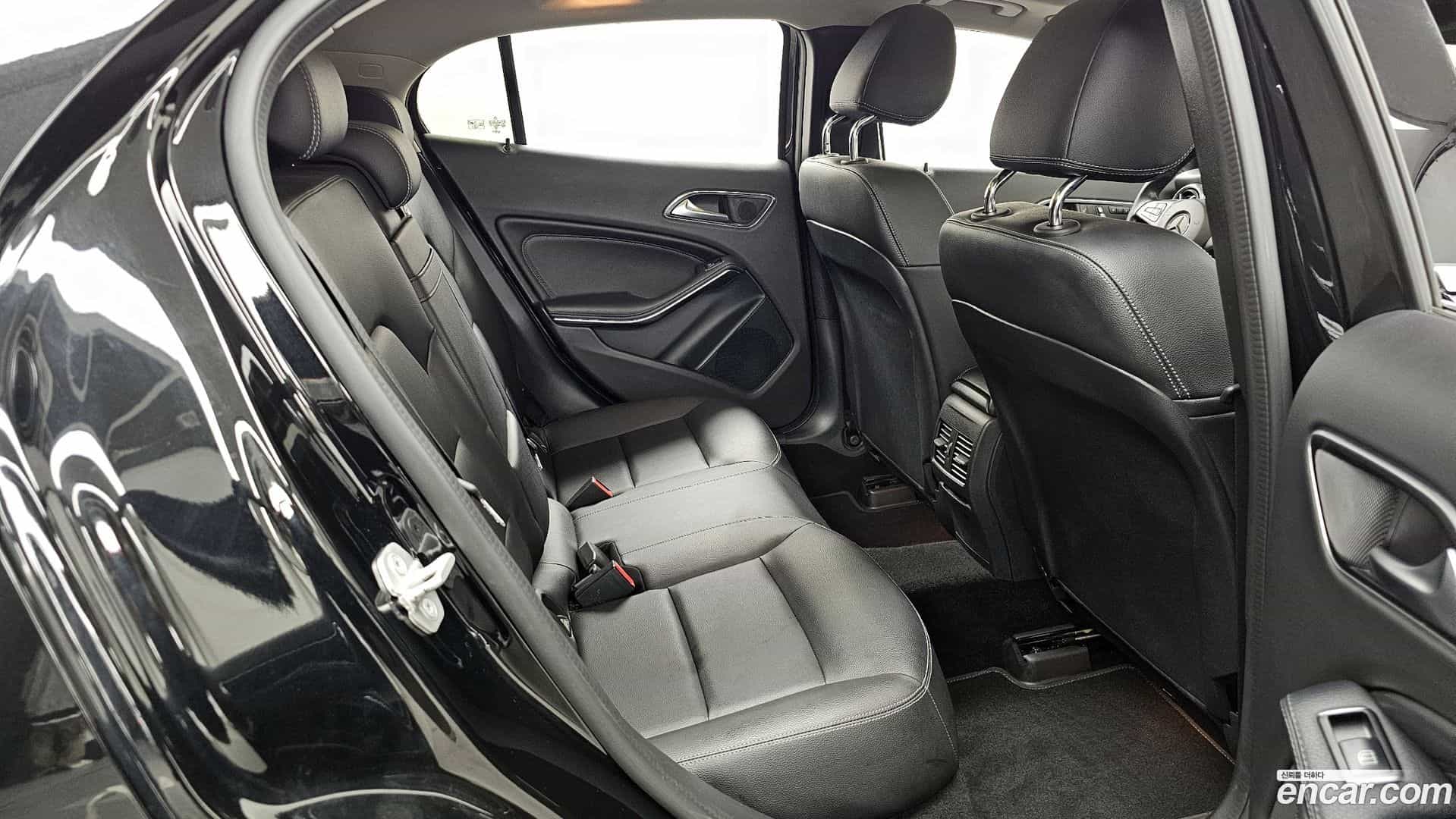 GLA-Class Mercedes-Benz 2017.10-OPTION-016