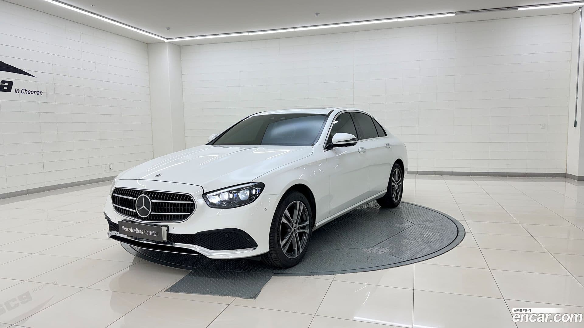 Main__Slider__Photo:E-Class Mercedes-Benz 2022.1-0