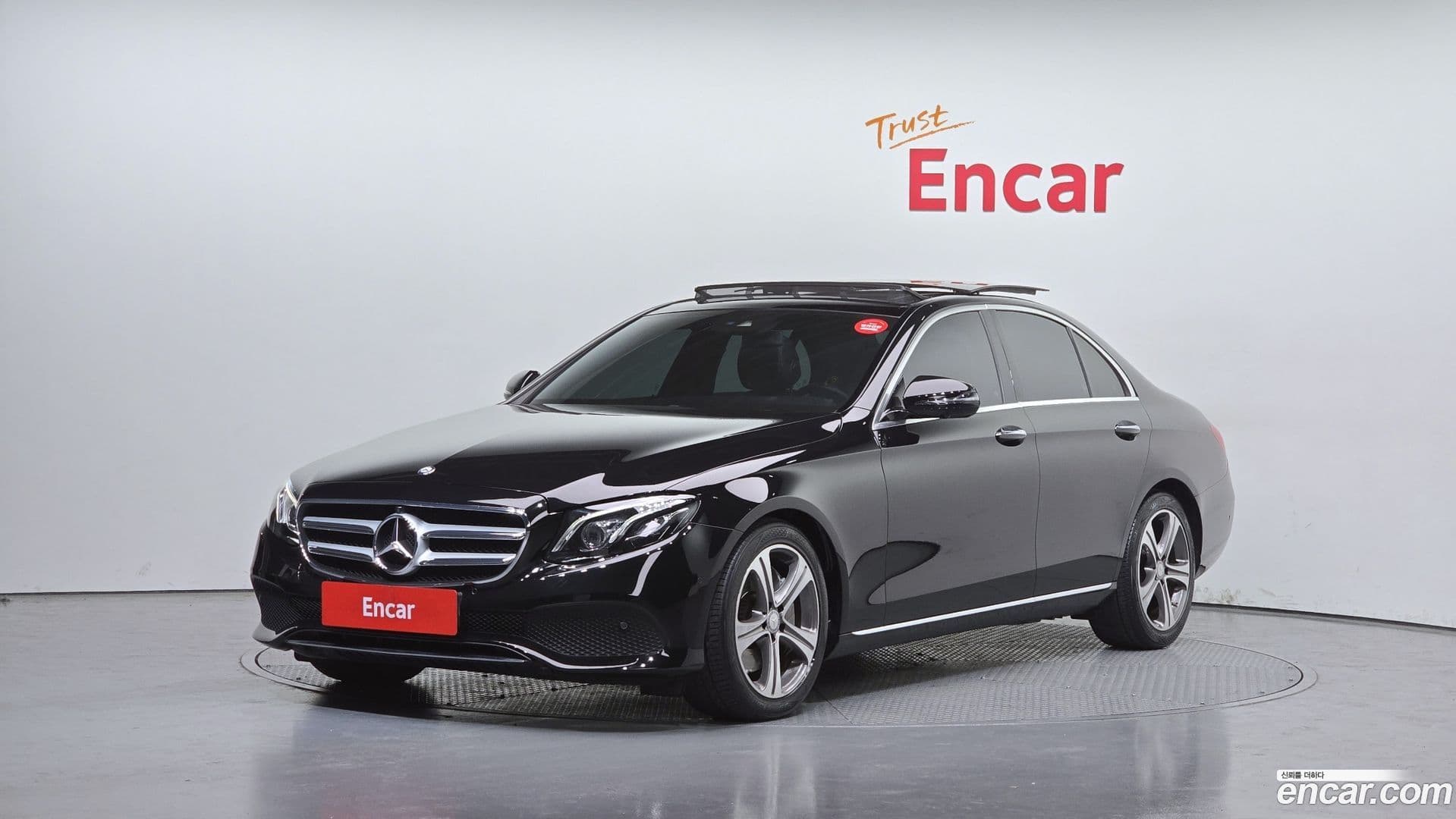 Main__Slider__Photo:E-Class Mercedes-Benz 2016.11-0