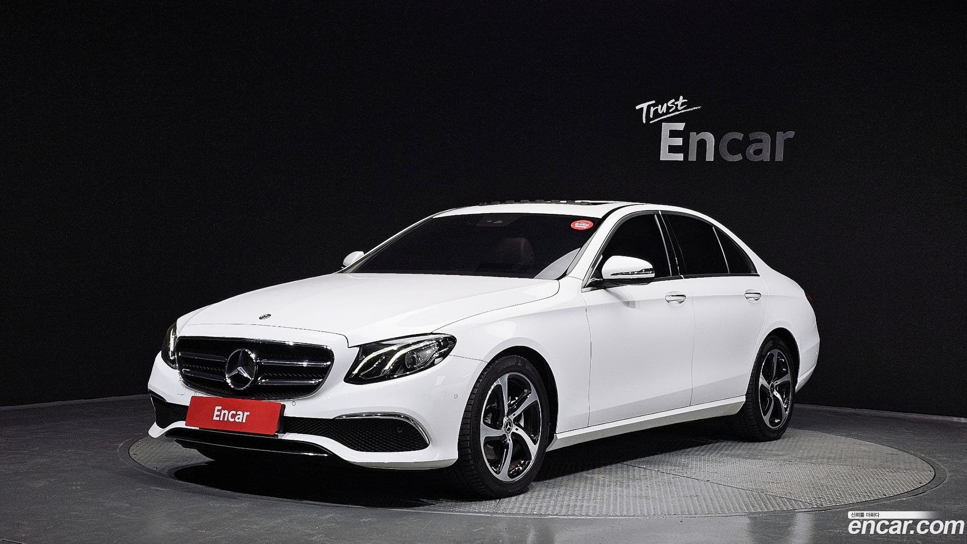 Main__Slider__Photo:E-Class Mercedes-Benz 2020.3-0