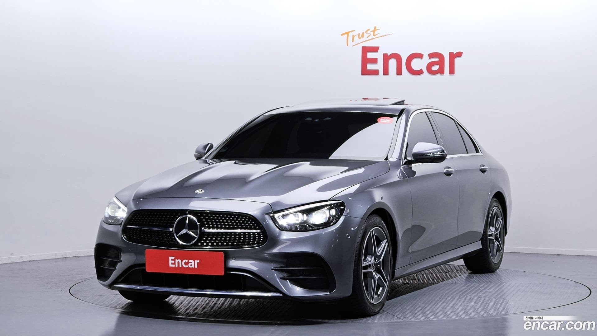 Main__Slider__Photo:E-Class Mercedes-Benz 2023.9-0