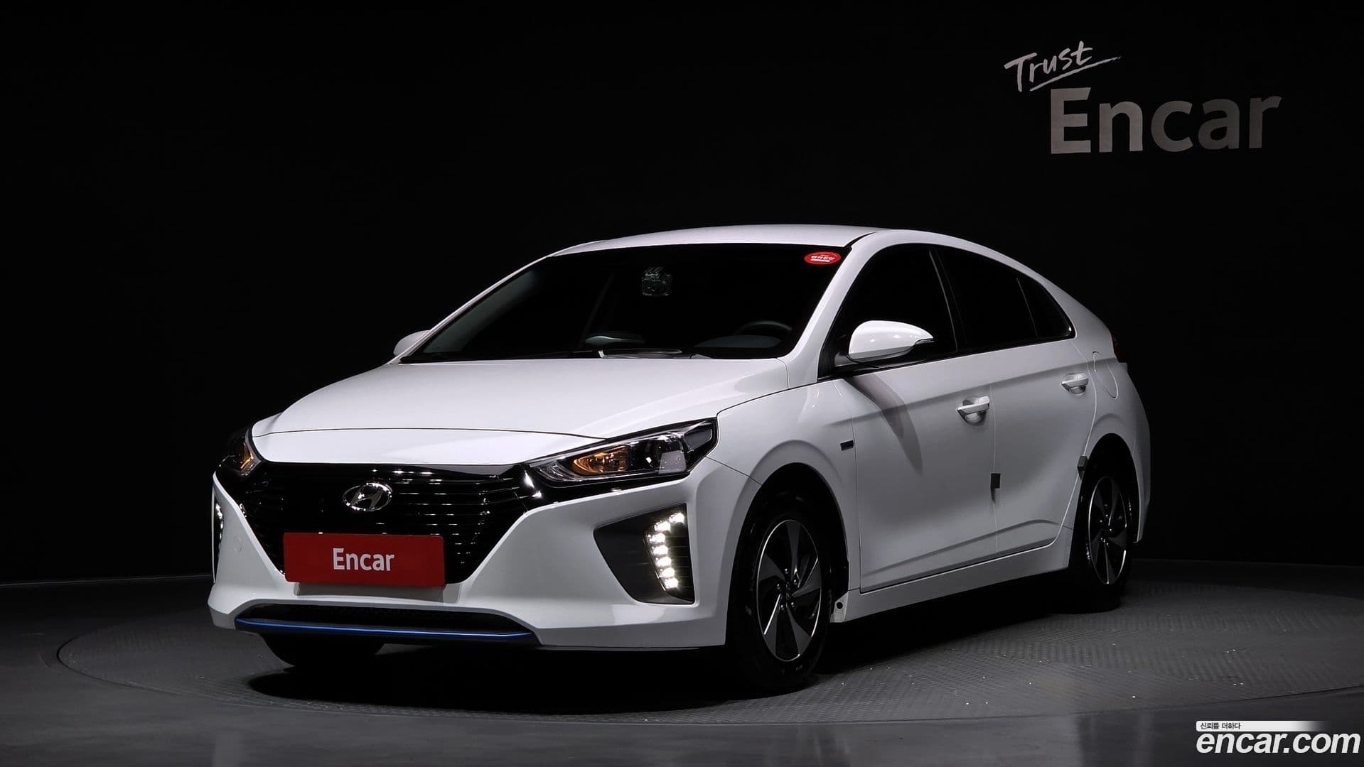 Main__Slider__Photo:Ioniq Hyundai 2016.6-0