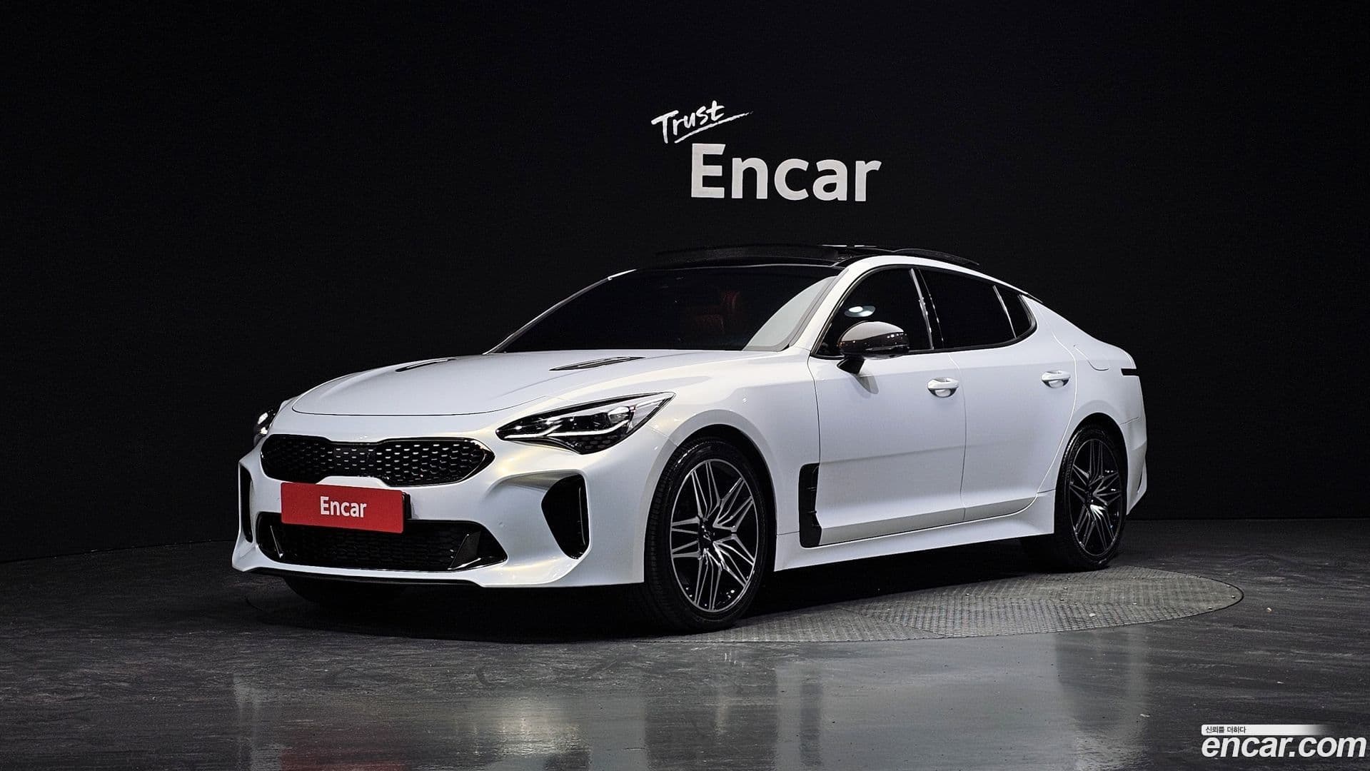 Main__Slider__Photo:Stinger Kia 2019.4-0