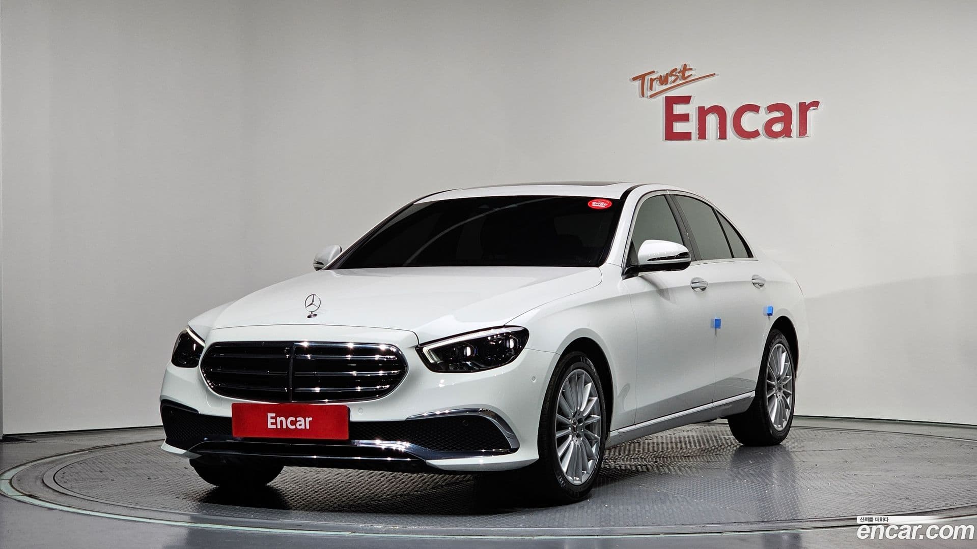 Main__Slider__Photo:E-Class Mercedes-Benz 2022.8-0