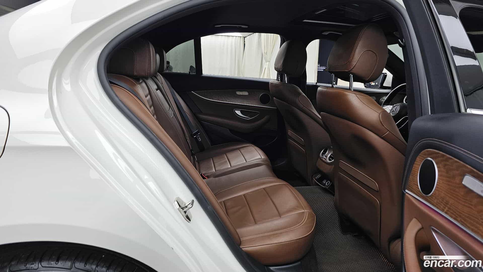 E-Class Mercedes-Benz 2022.8-OPTION-016