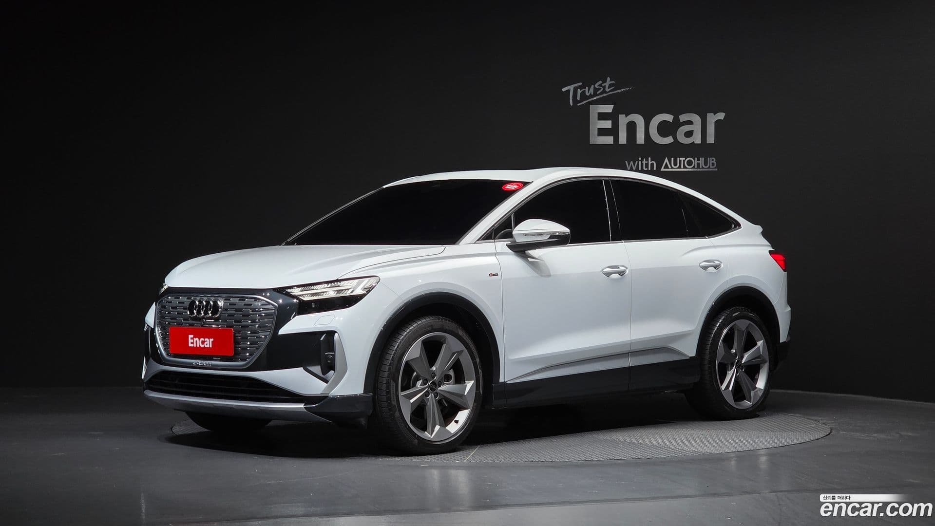 Main__Slider__Photo:Q4 e-tron Audi 2025.1-0