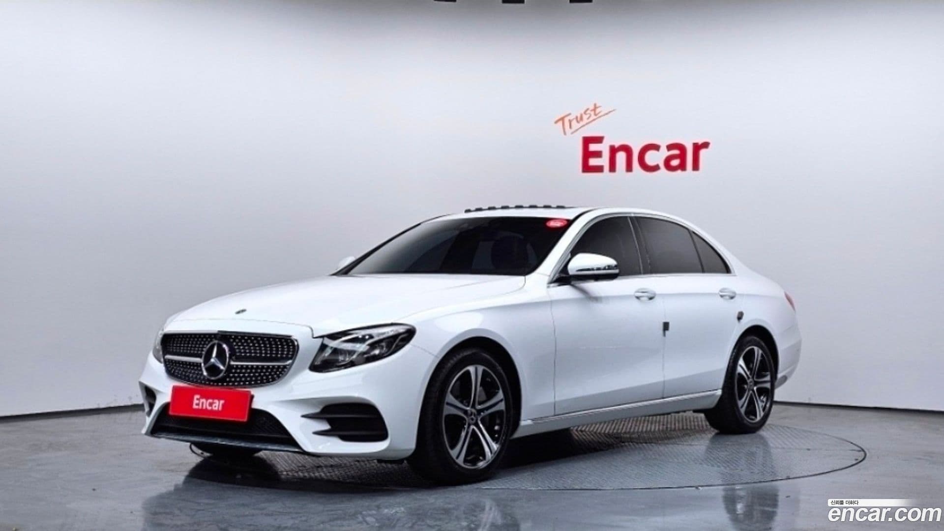 Main__Slider__Photo:E-Class Mercedes-Benz 2017.7-0