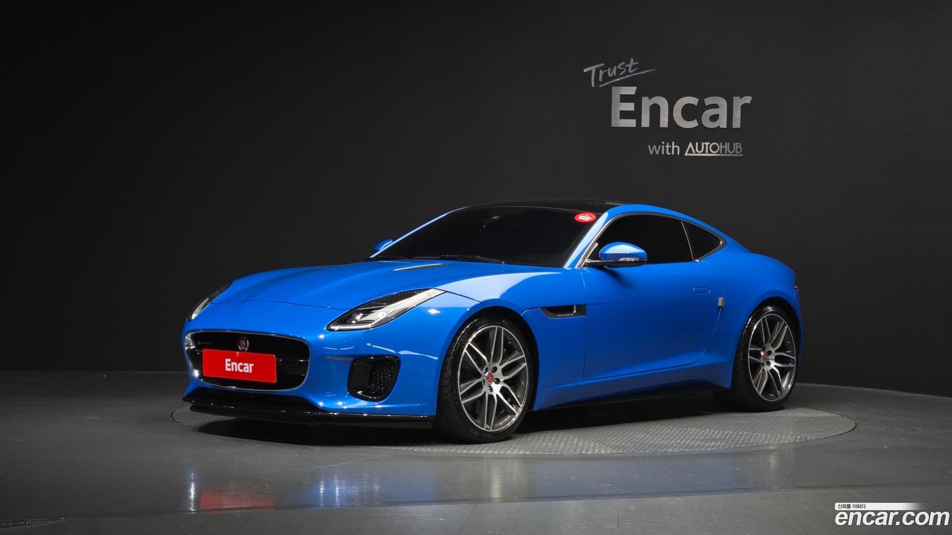 Main__Slider__Photo:F-TYPE Jaguar 2017.11-0