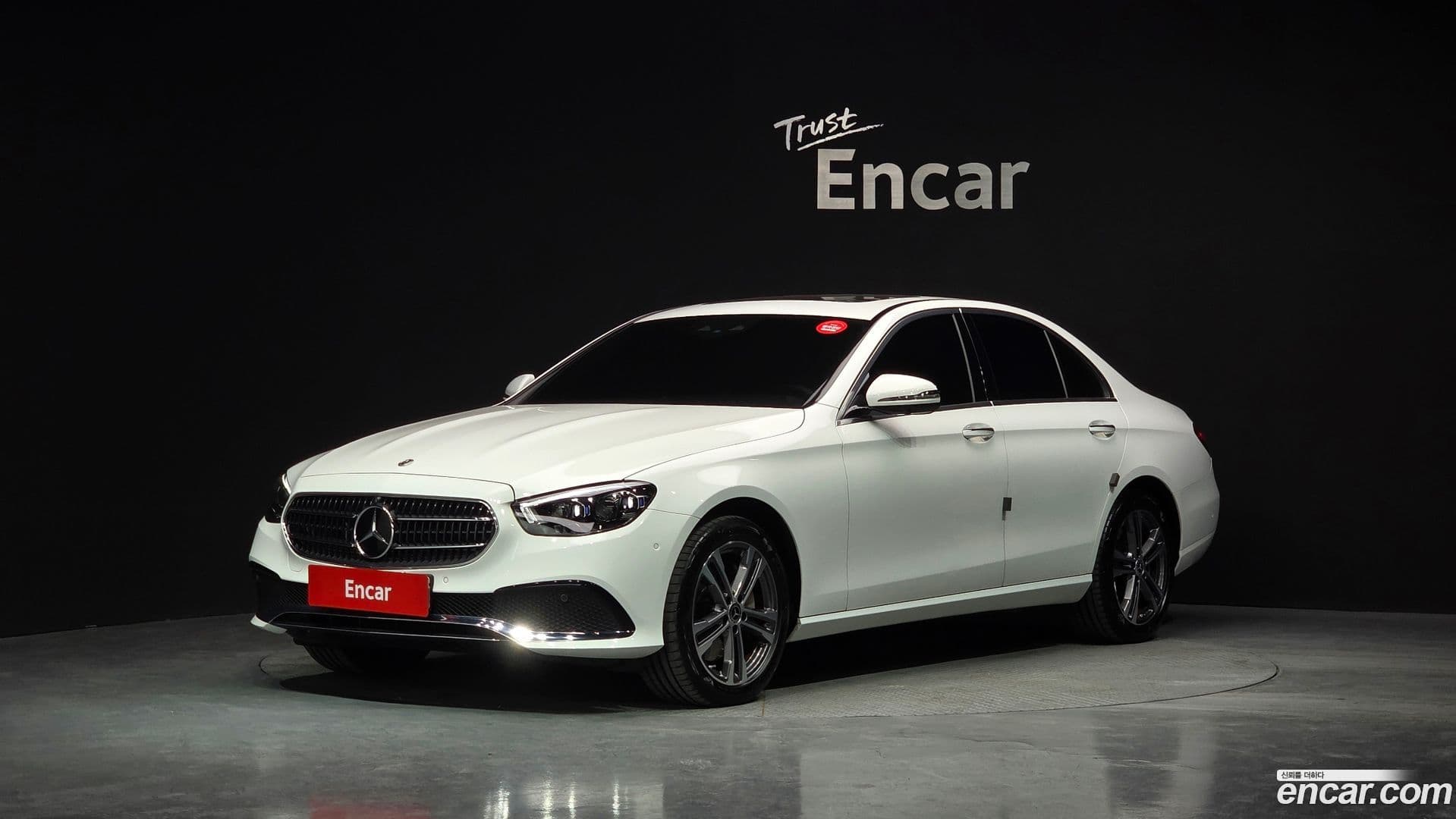 Main__Slider__Photo:E-Class Mercedes-Benz 2022.1-0