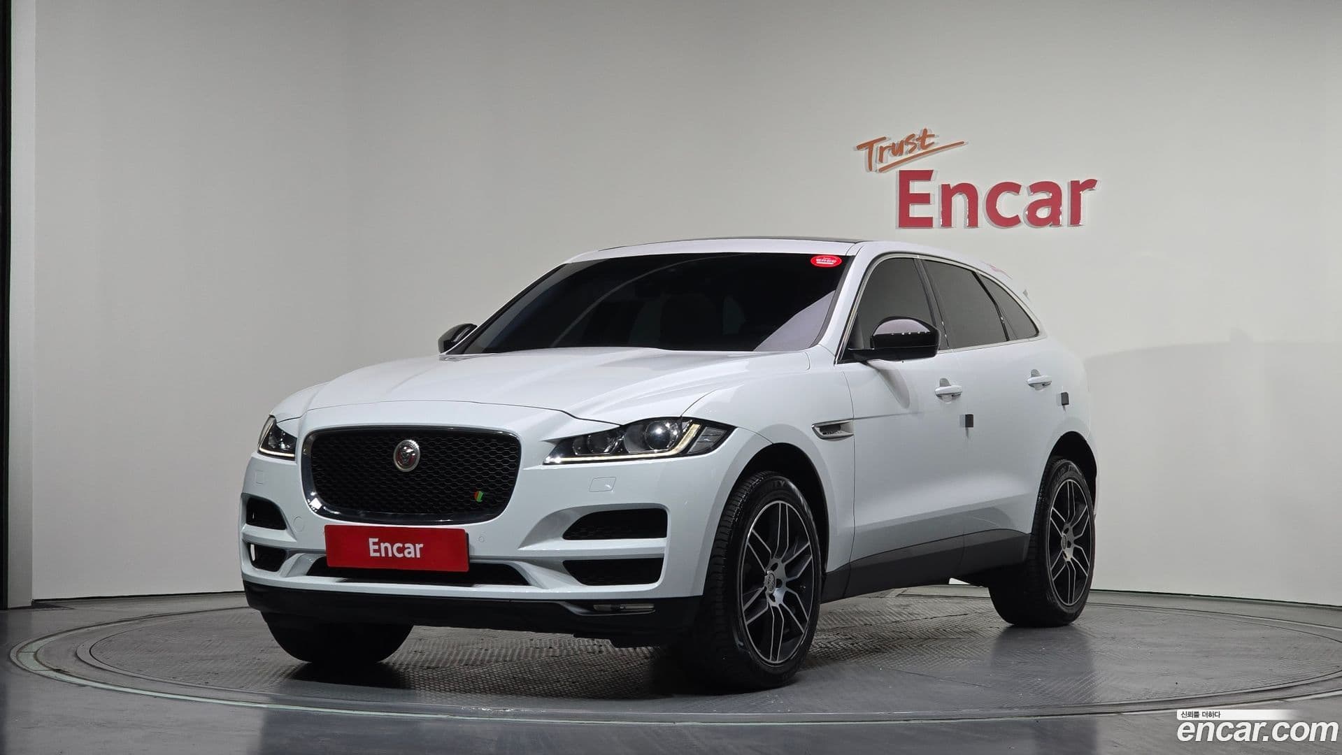 Main__Slider__Photo:F-PACE Jaguar 2018.2-0