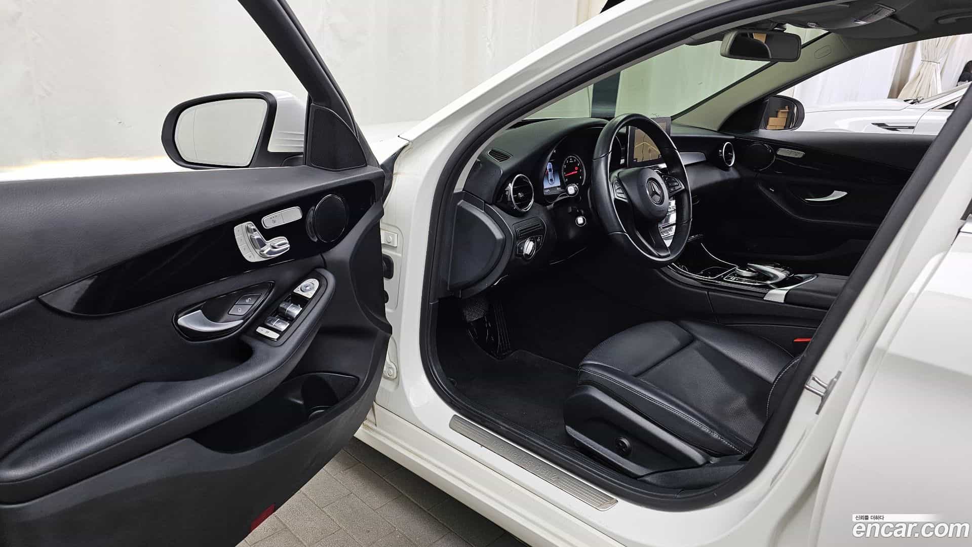C-Class Mercedes-Benz 2018.1-INNER-010