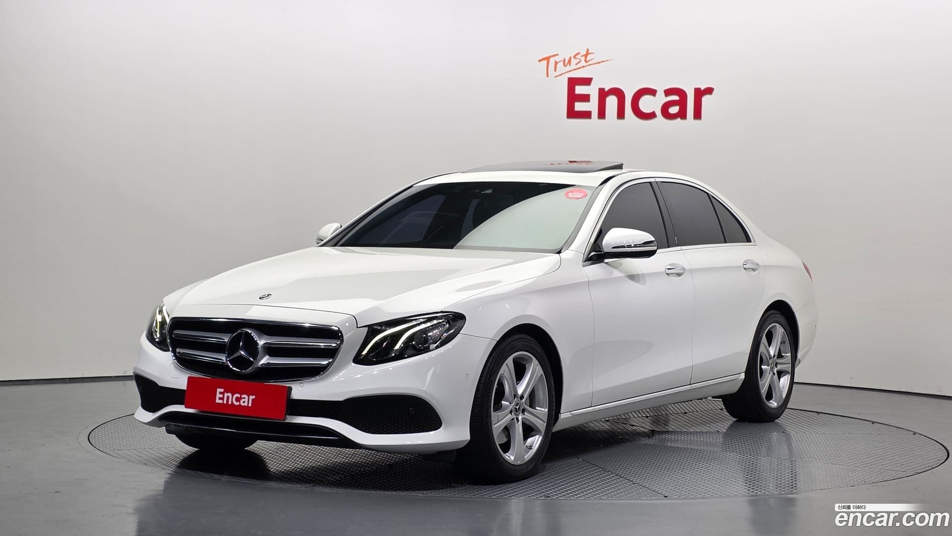 Main__Slider__Photo:E-Class Mercedes-Benz 2018.1-0