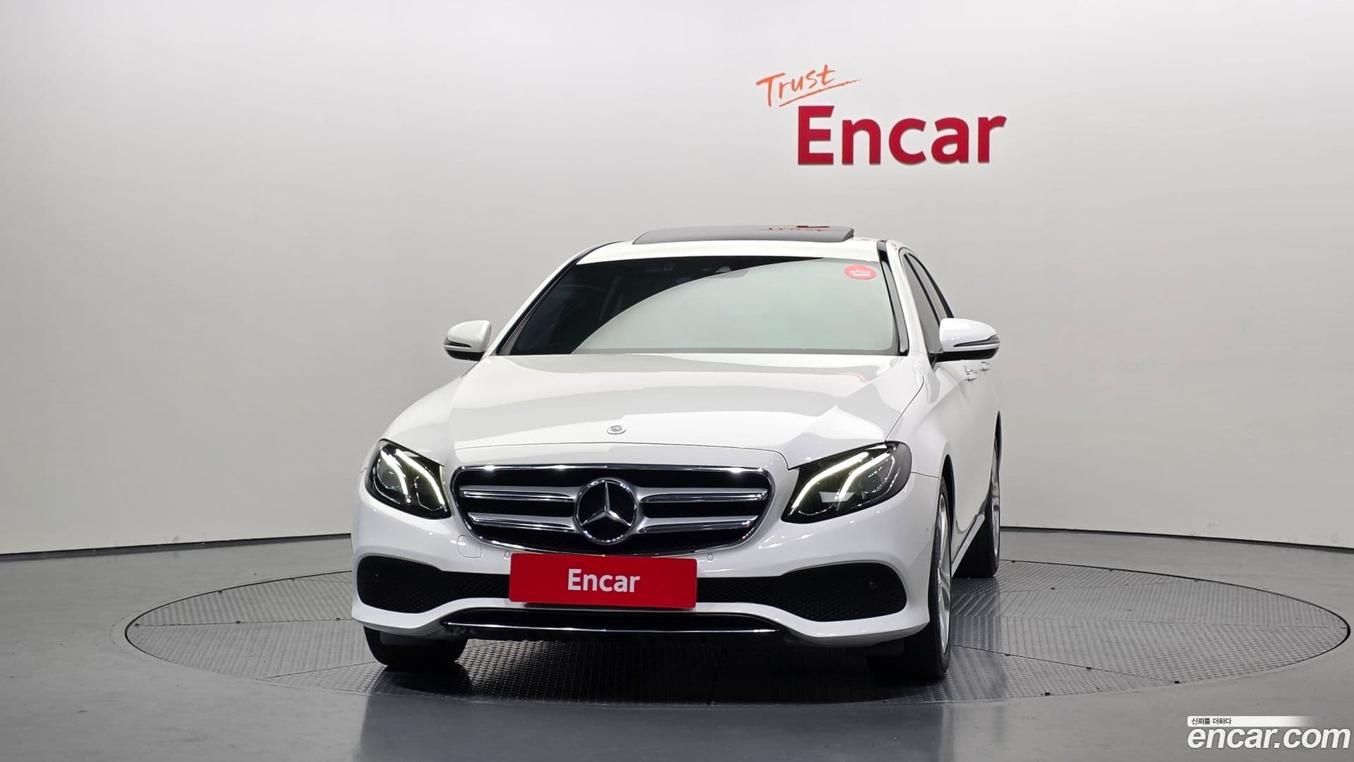 Main__Slider__Photo:E-Class Mercedes-Benz 2018.1-2