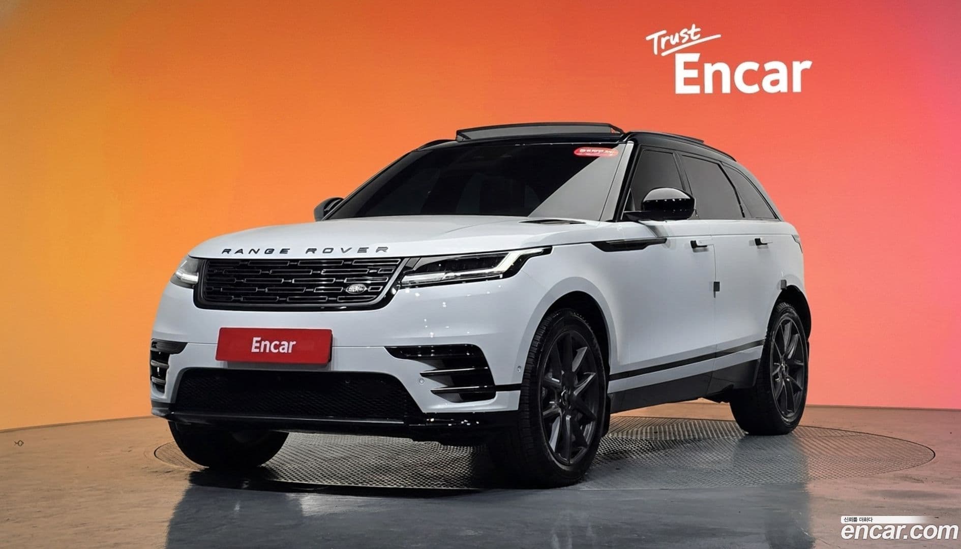 Main__Slider__Photo:Range Rover Velar Land Rover 2025.8-0