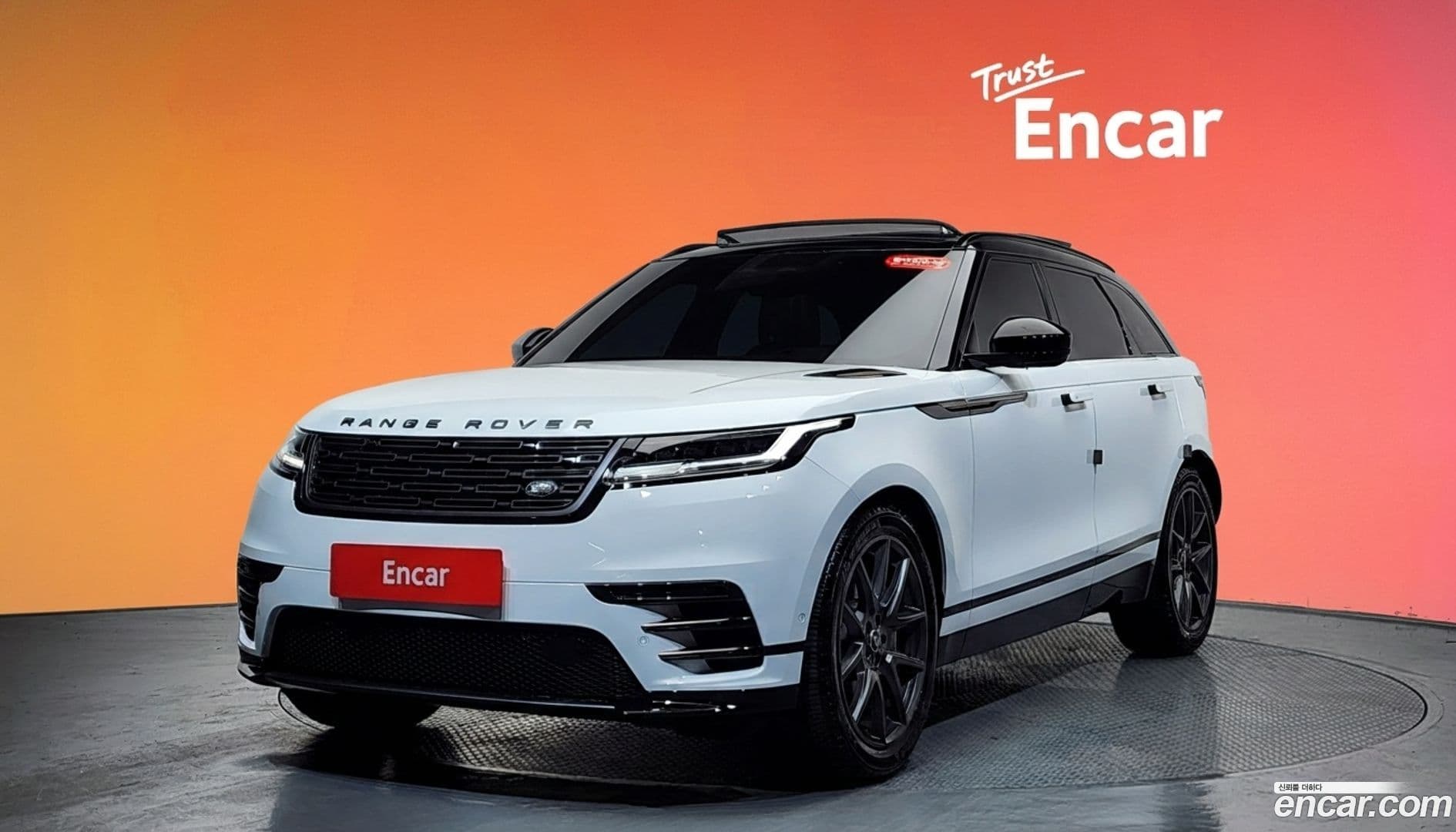 Main__Slider__Photo:Range Rover Velar Land Rover 2025.8-0