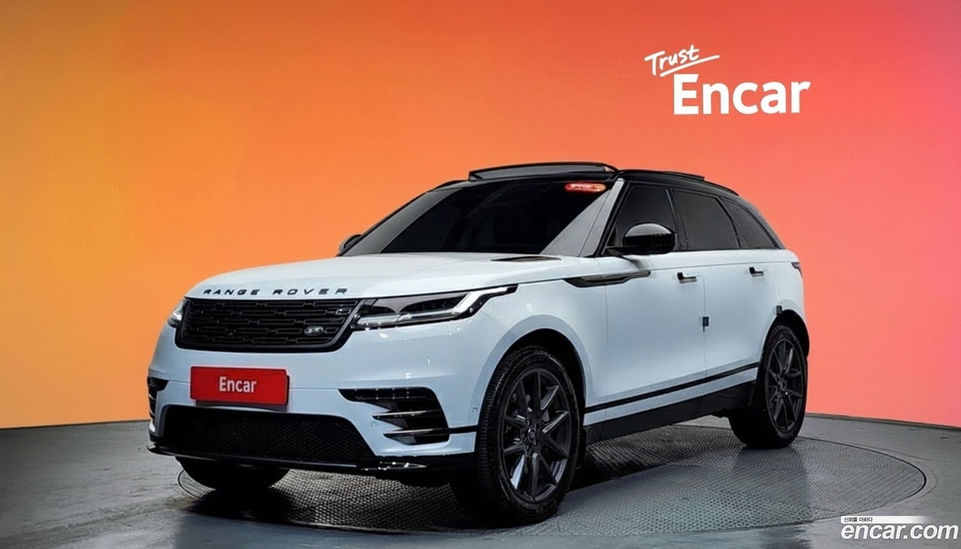 Main__Slider__Photo:Range Rover Velar Land Rover 2025.8-0