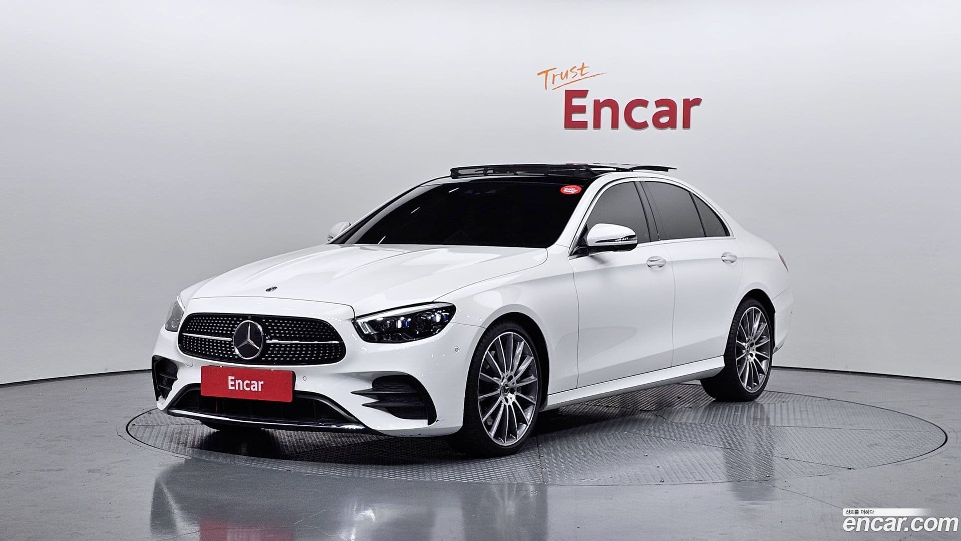 Main__Slider__Photo:E-Class Mercedes-Benz 2022.2-0