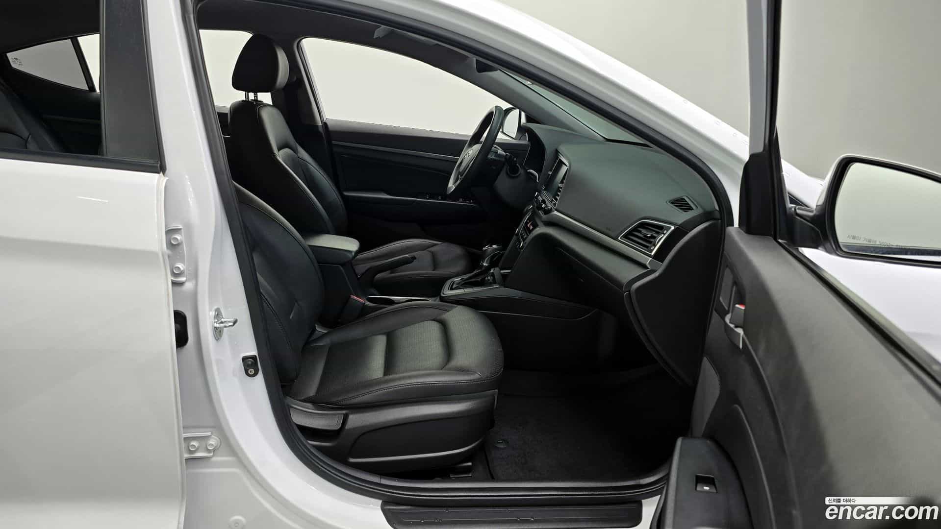 AVANTE Hyundai 2018.6-INNER-010