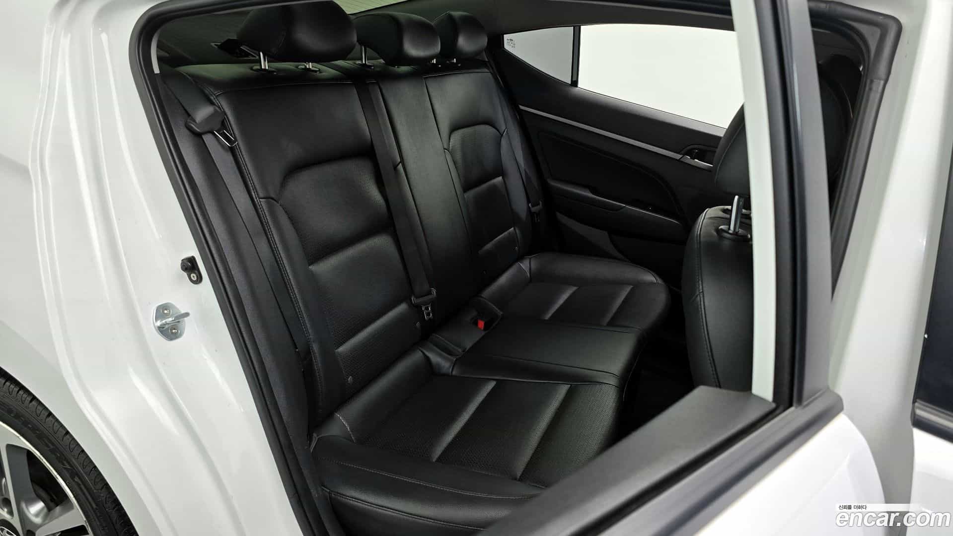 AVANTE Hyundai 2018.6-OPTION-016