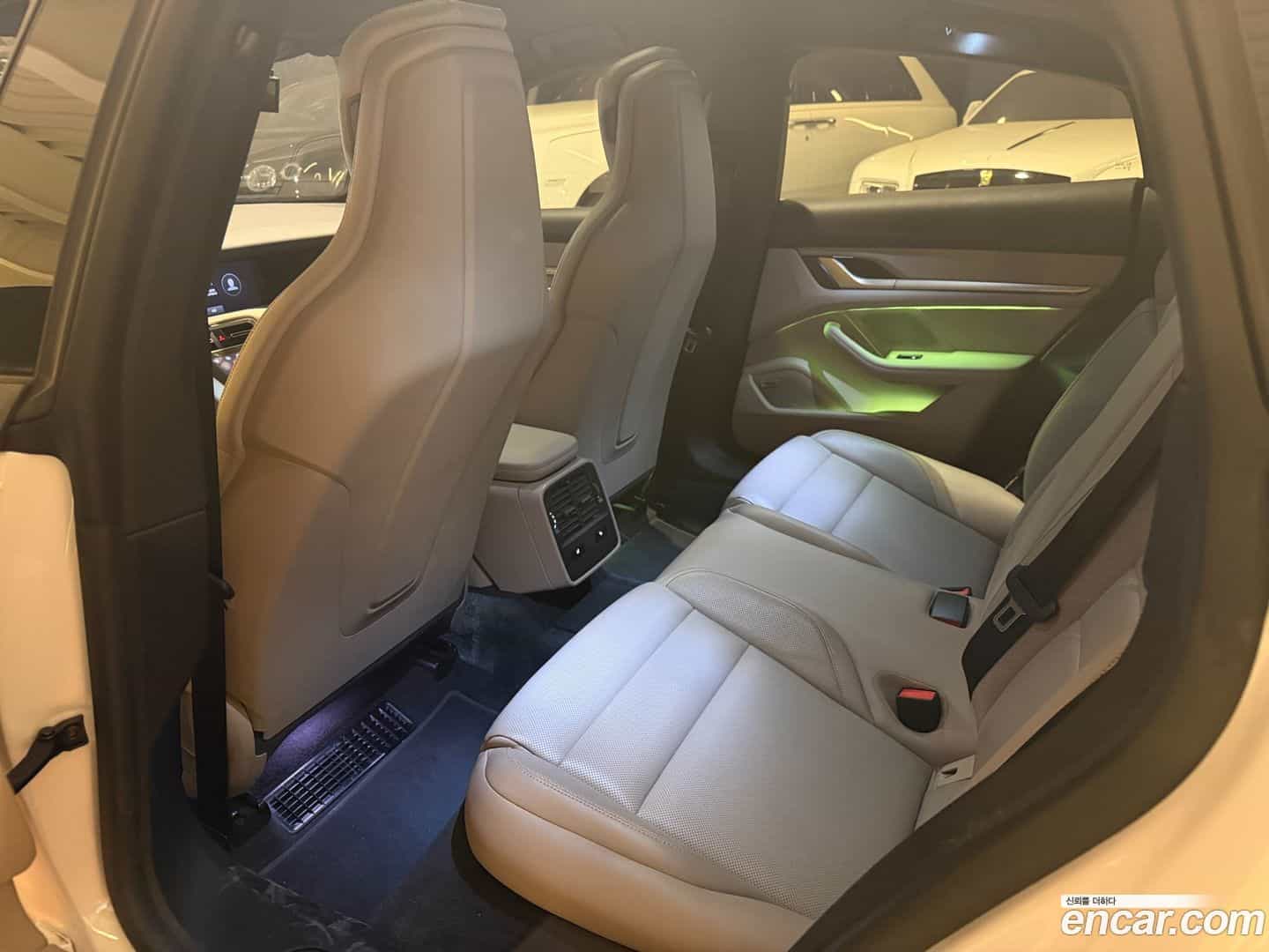 Taycan Porsche 2023.8-OPTION-015