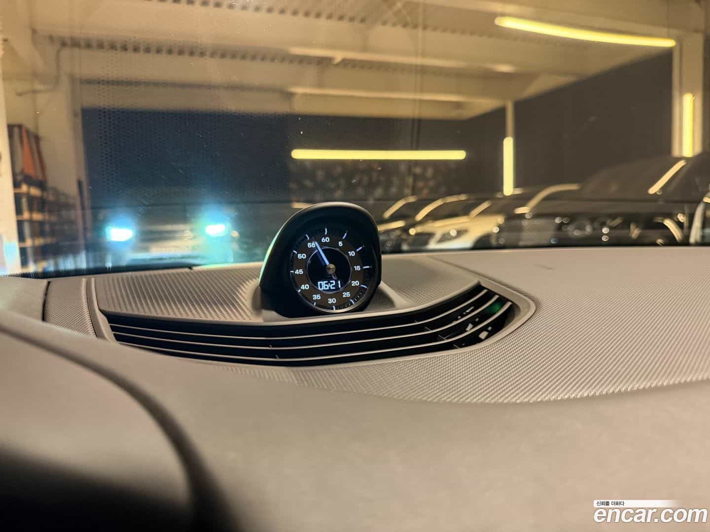 Taycan Porsche 2023.8-OPTION-019