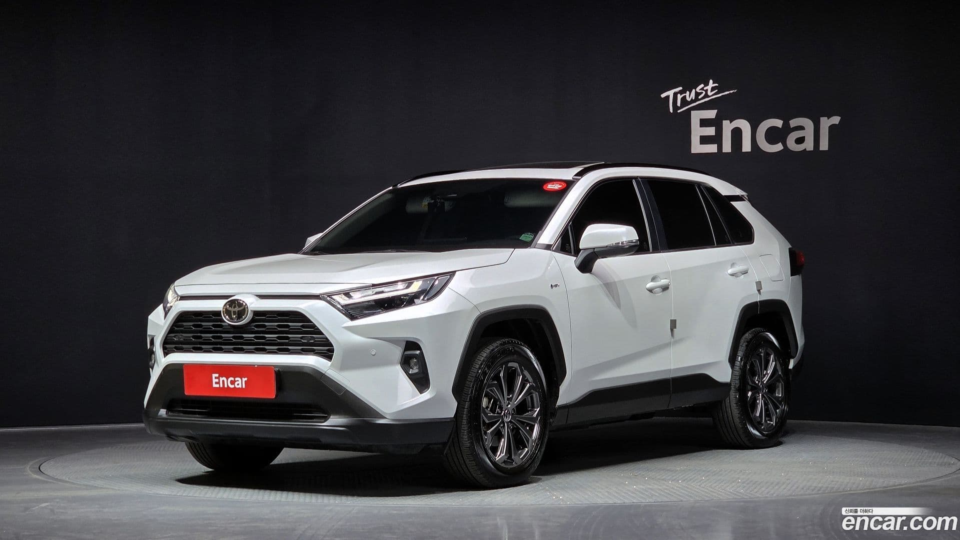 Main__Slider__Photo:RAV4 Toyota 2025.4-0