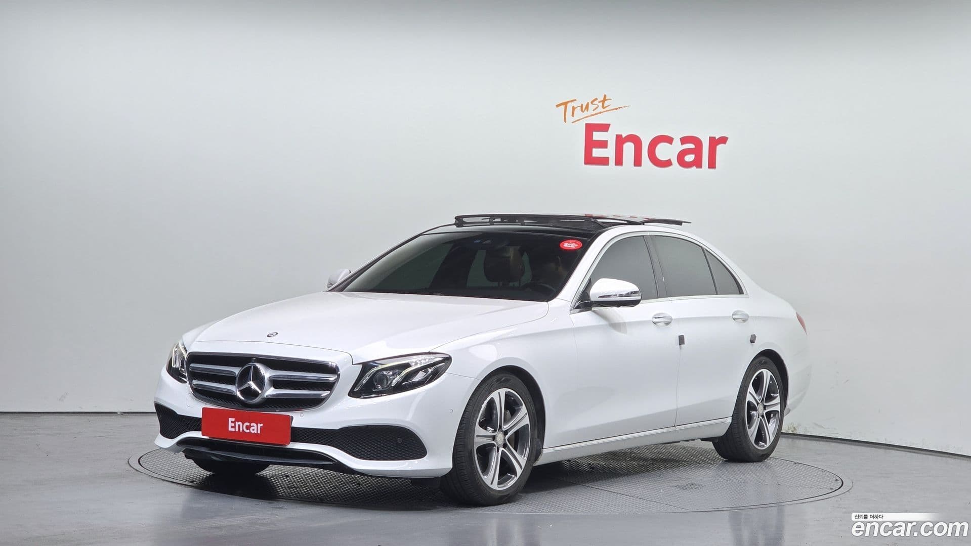 Main__Slider__Photo:E-Class Mercedes-Benz 2016.8-0